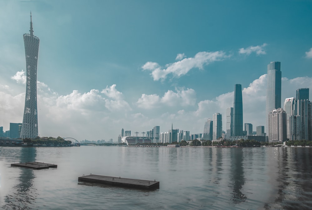 Un grande specchio d'acqua con una città sullo sfondo