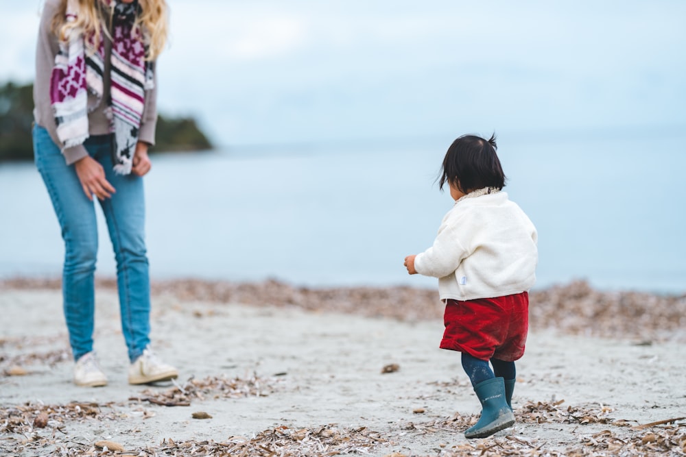 Una donna e un bambino piccolo su una spiaggia