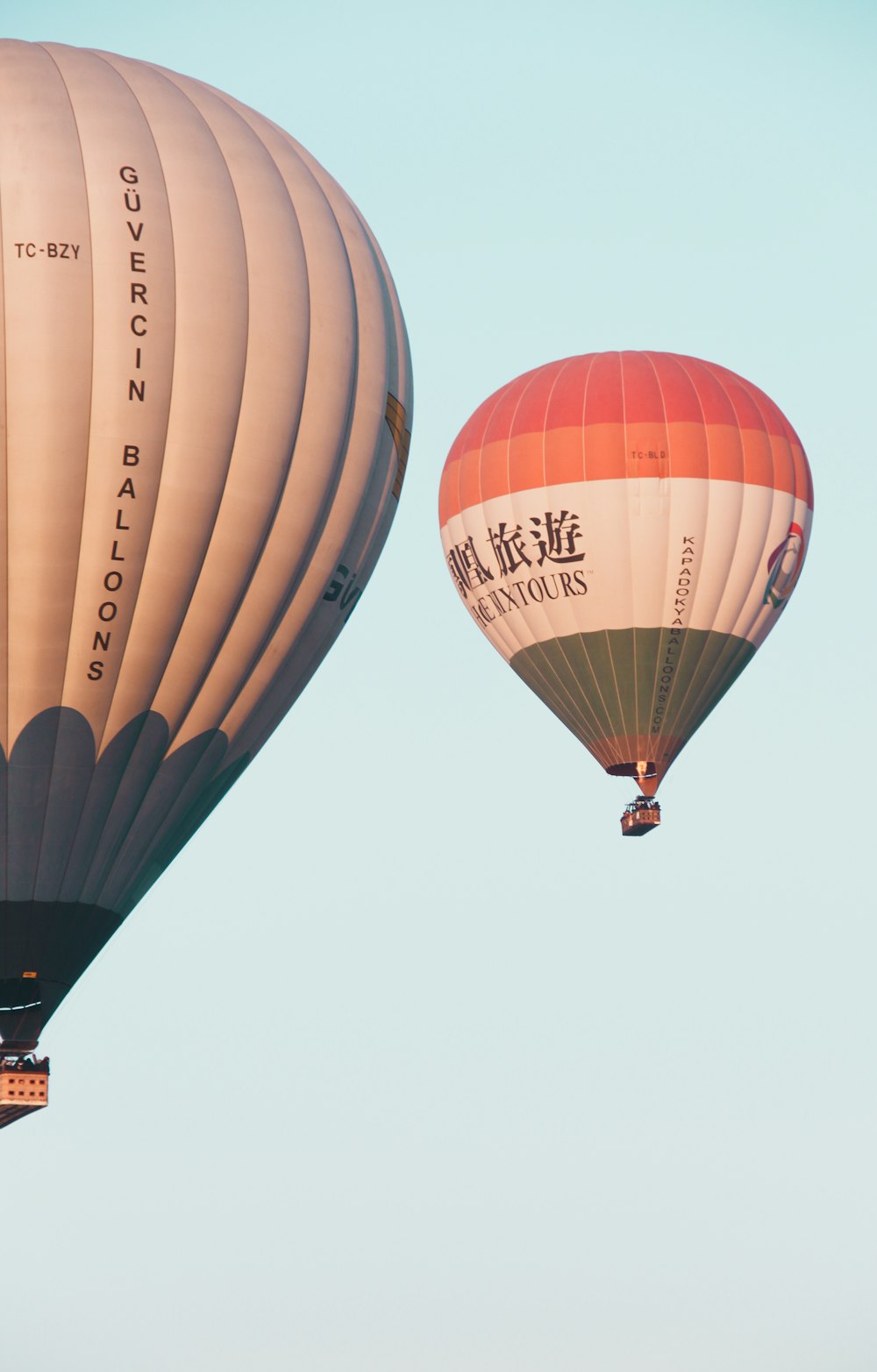 Zwei Heißluftballons fliegen am Himmel