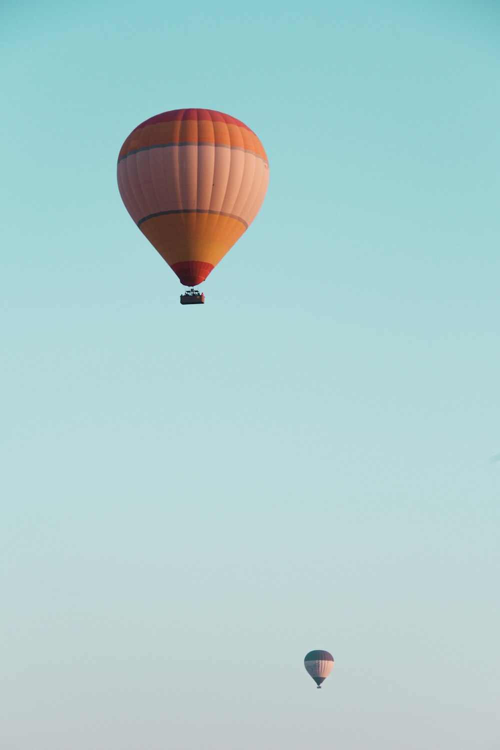 Zwei Heißluftballons fliegen am Himmel