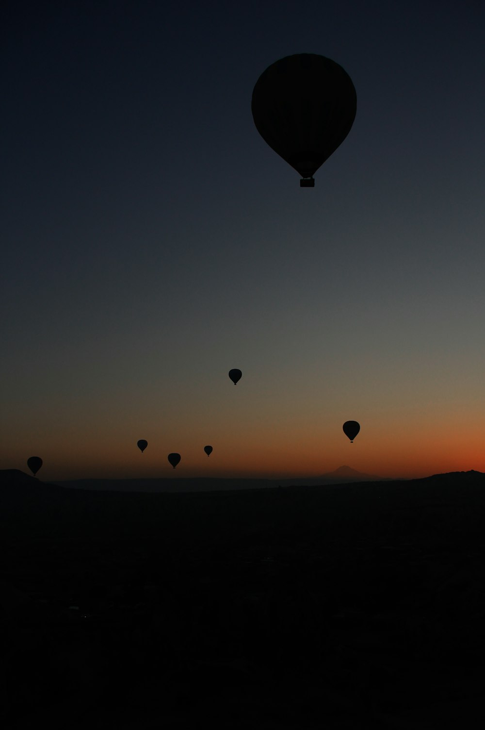 Eine Gruppe von Heißluftballons, die am Himmel fliegen