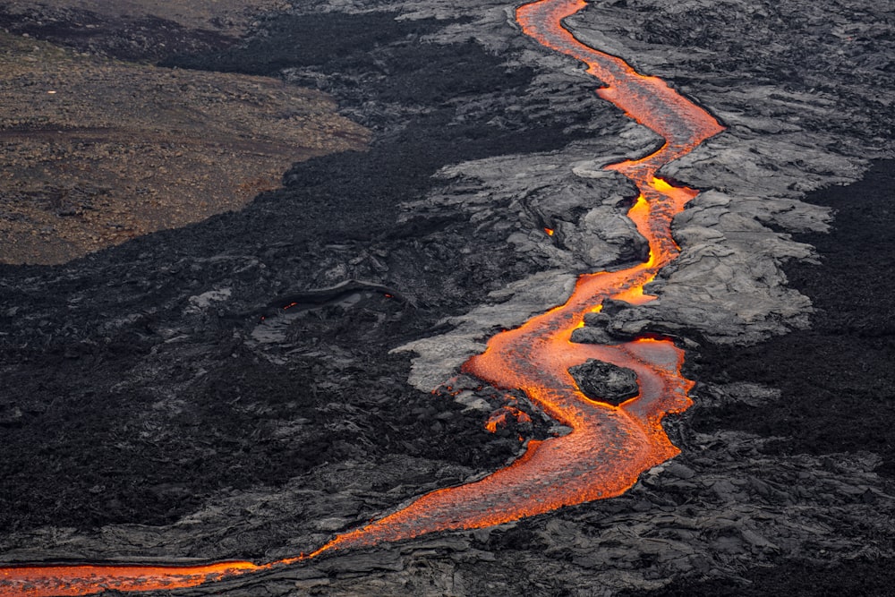 Una vista aerea di un flusso di lava nell'oceano