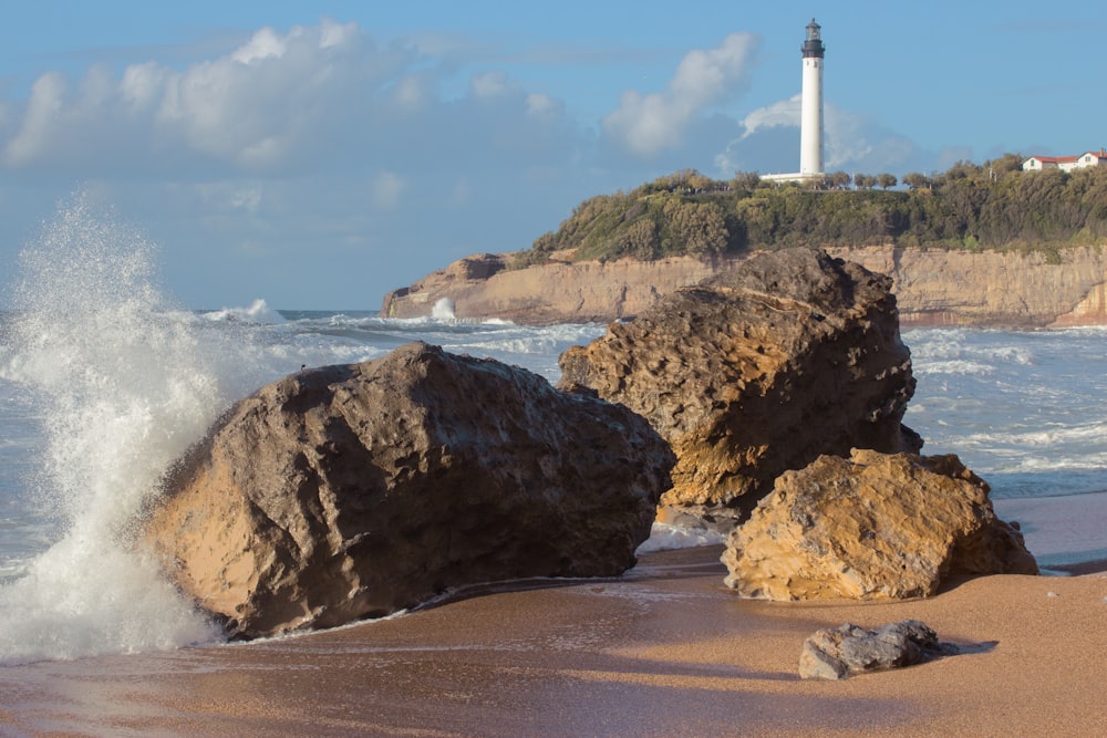 un phare sur une rive rocheuse près de l’océan
