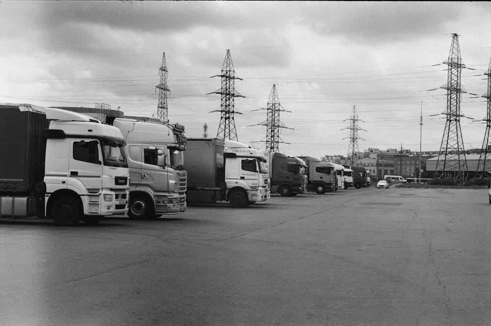 uma foto em preto e branco de caminhões estacionados em um lote