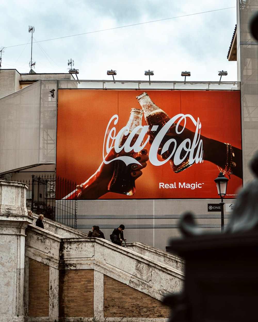 Una gigantesca pubblicità della Coca Cola sul lato di un edificio