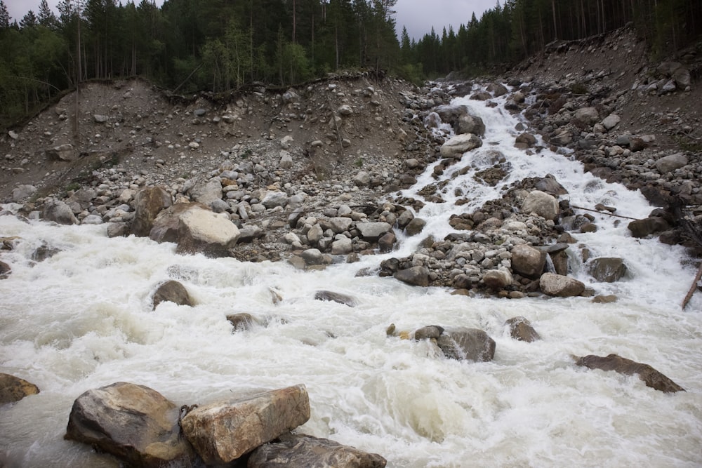 a river that has some rocks in it