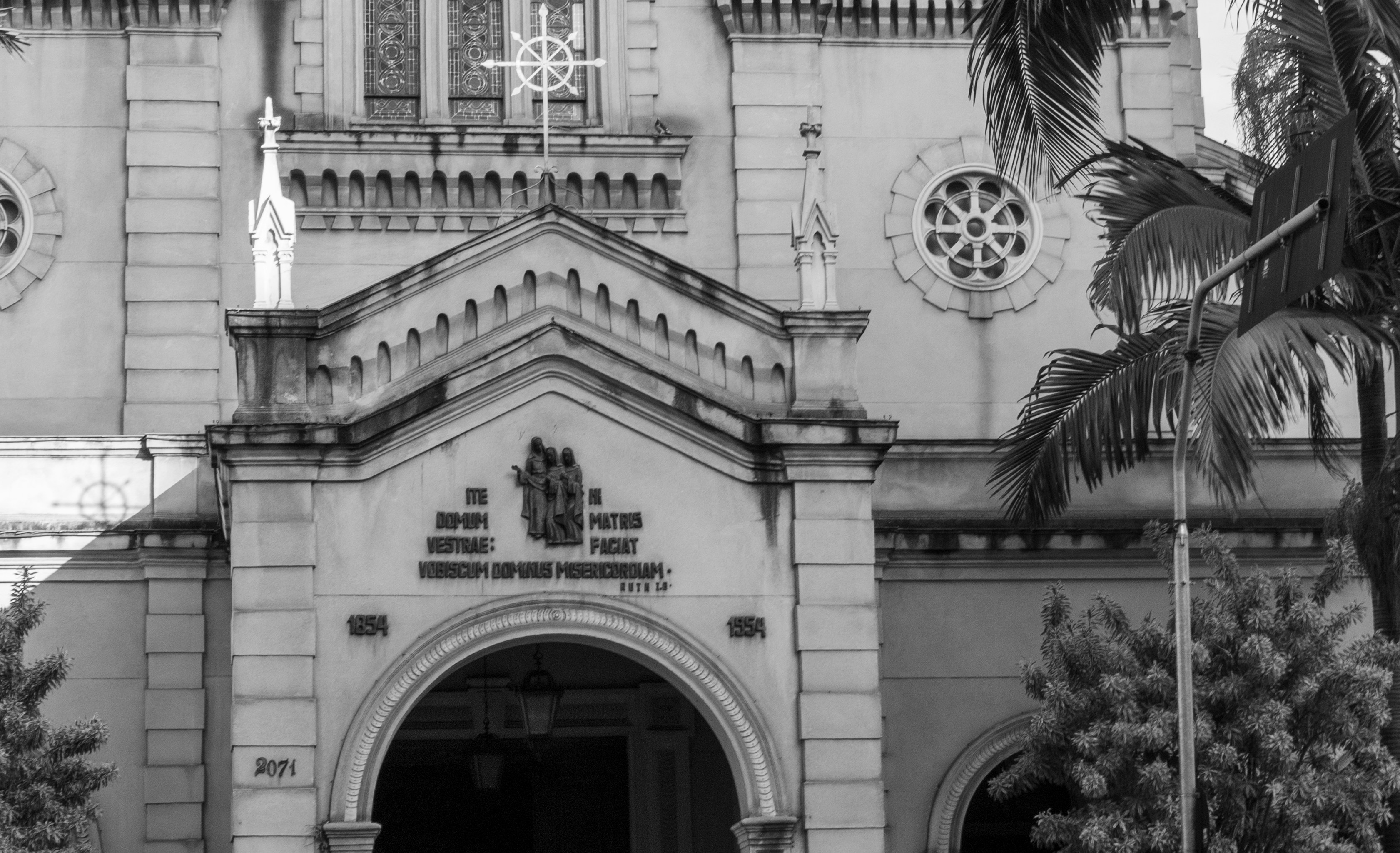 a black and white photo of a large building, Hoje o passeio foi pelos arredores da Avenida Paulista