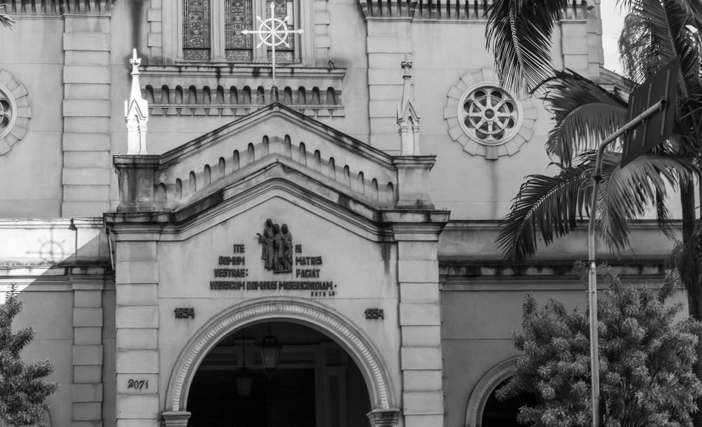 a black and white photo of a large building