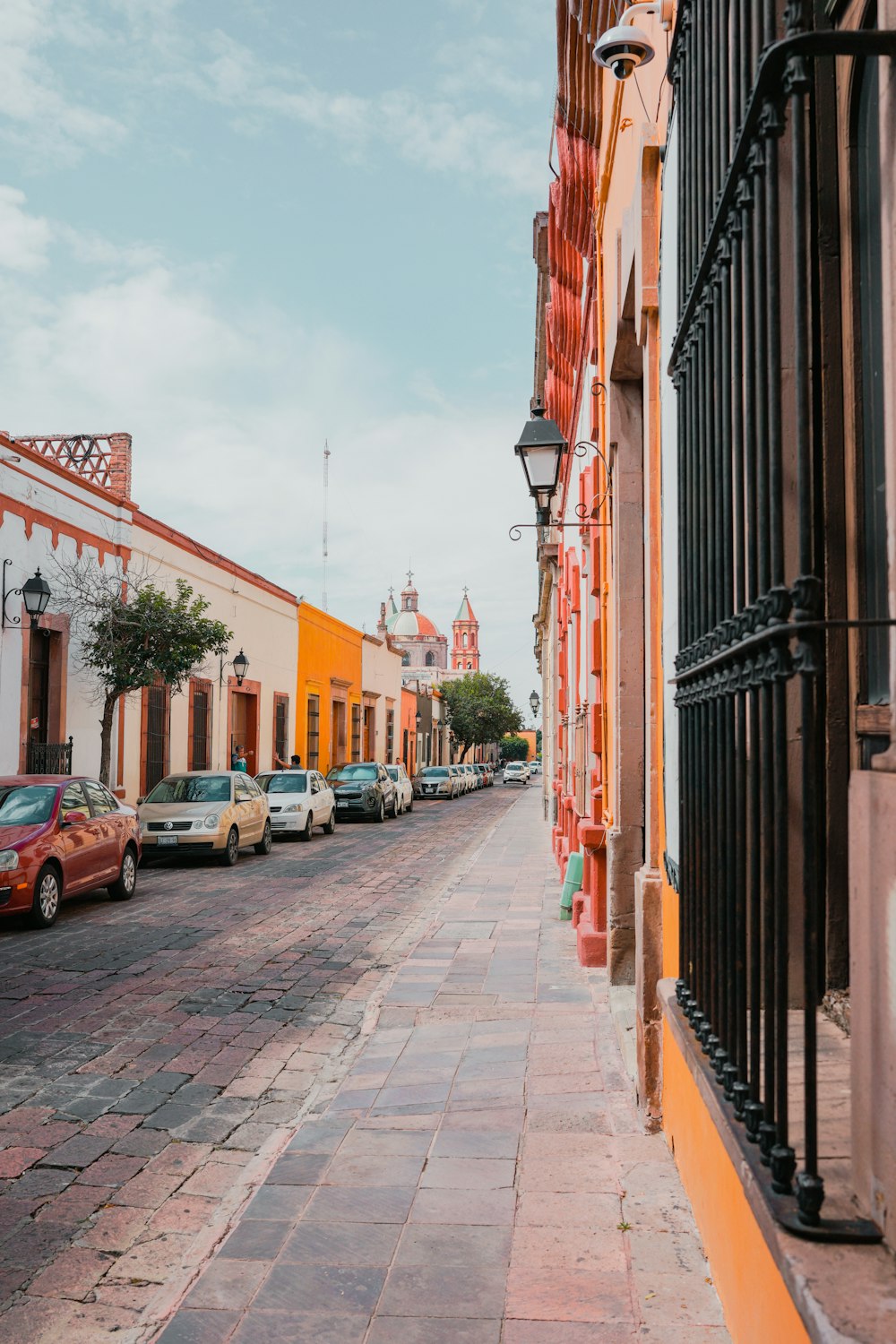 Una calle llena de coches aparcados junto a edificios altos