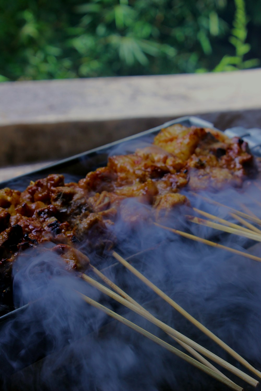 un tas de brochettes de nourriture cuisant sur un gril