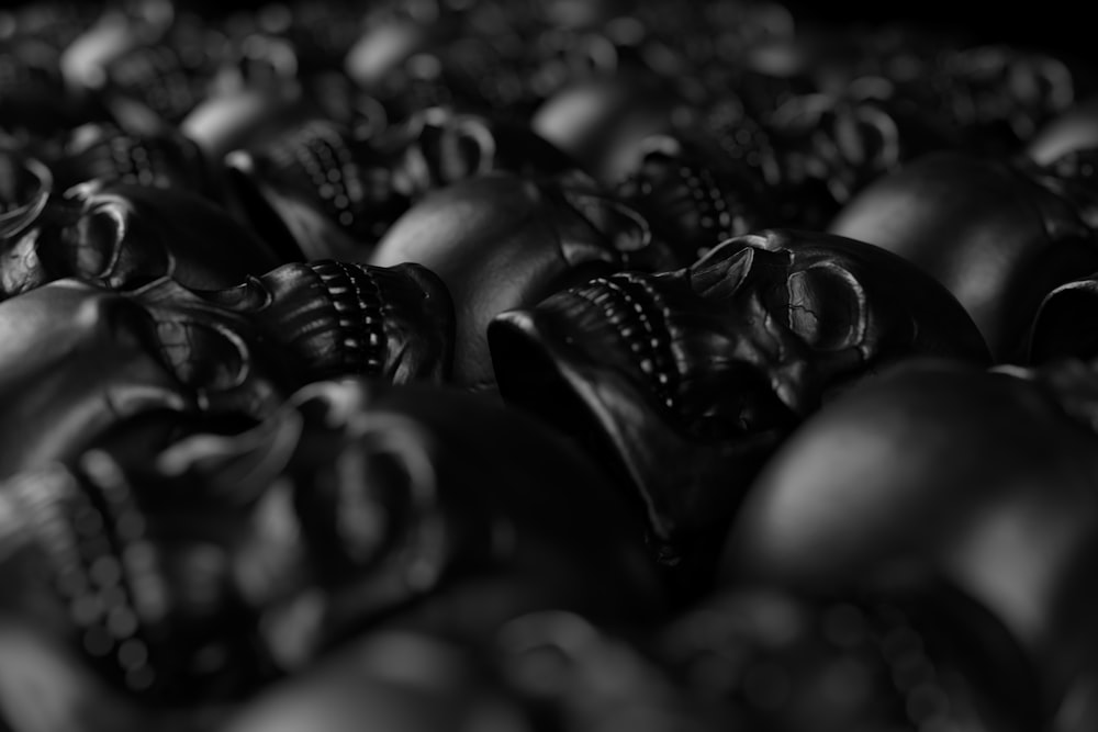 Un gran grupo de máscaras en blanco y negro