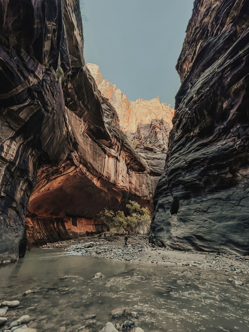 Un homme debout au milieu d’un canyon étroit