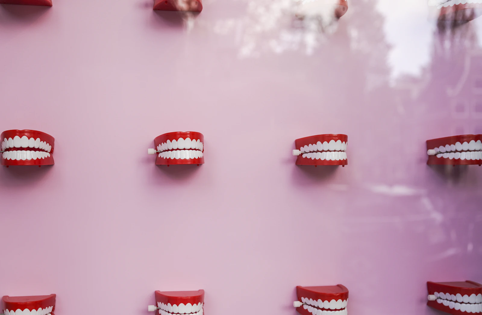 Brackets y aparato de ortodoncia sobre modelo dental, corrección de sonrisa en Bogotá