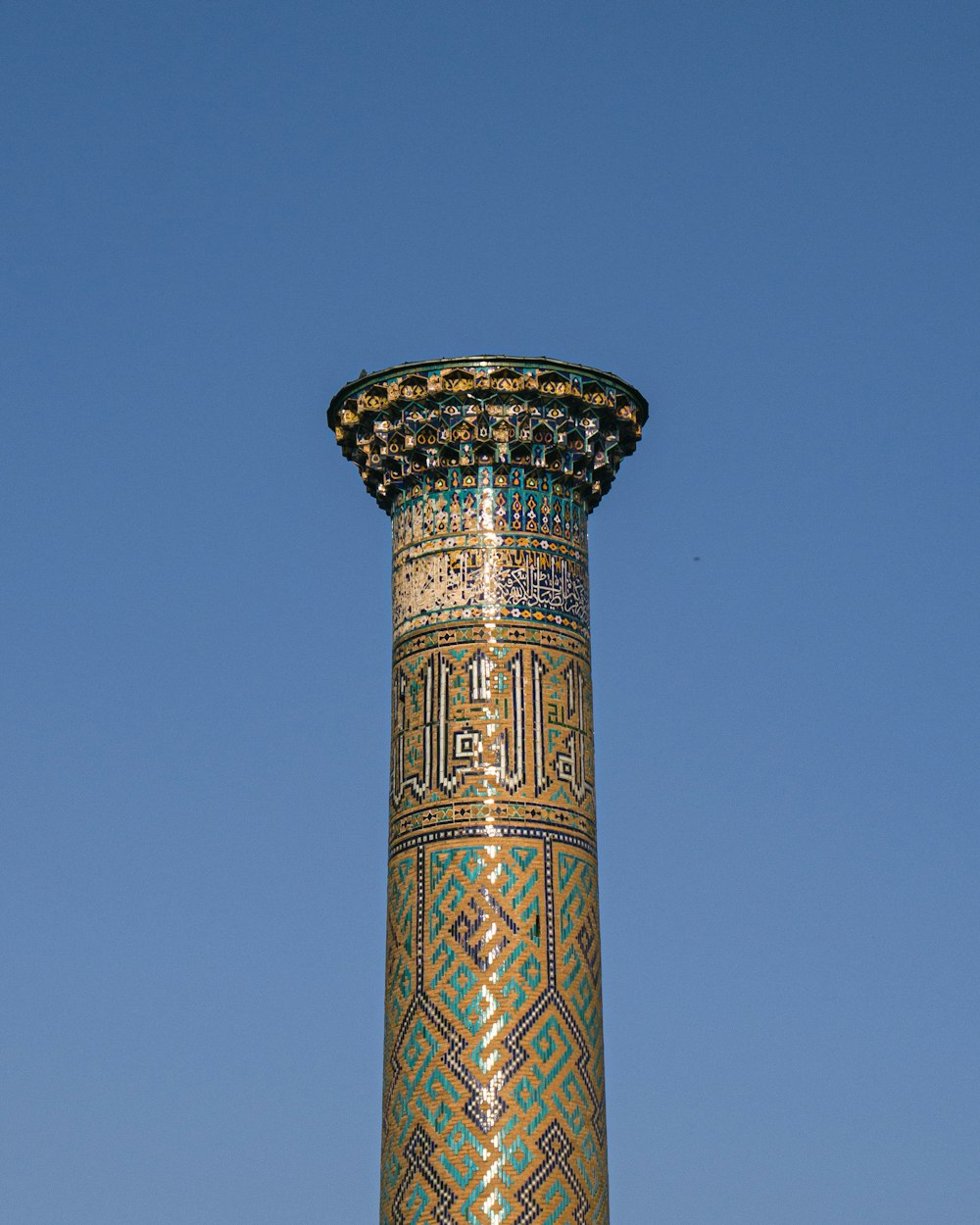 uma torre alta com um relógio em cima dela
