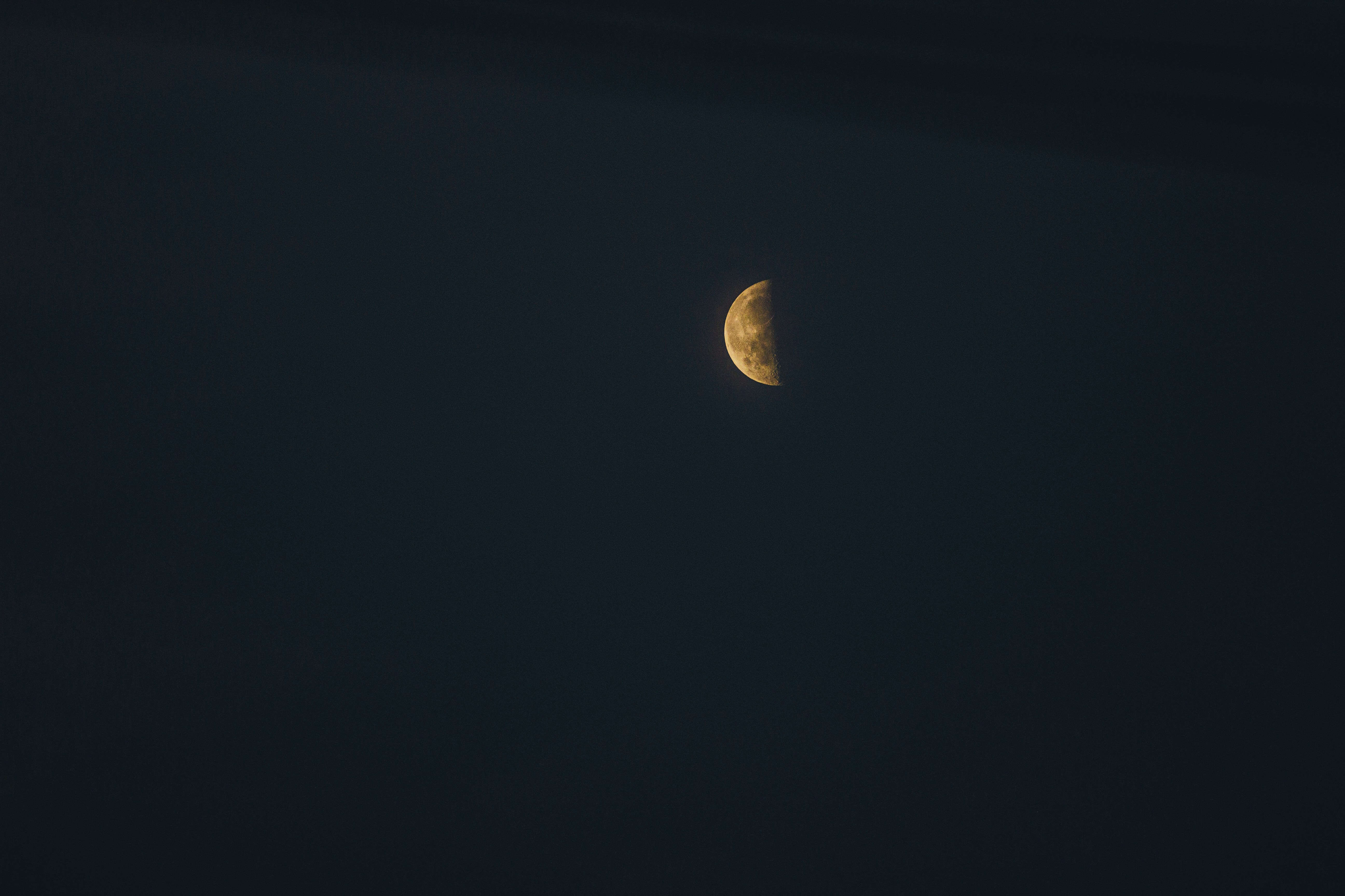  Sombra enigmática na Lua: Teorias e Mistérios