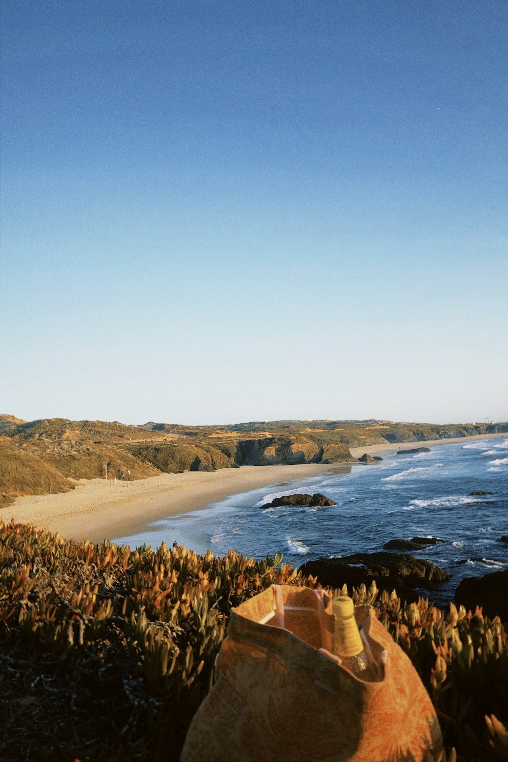 Blick auf einen Strand und ein Gewässer