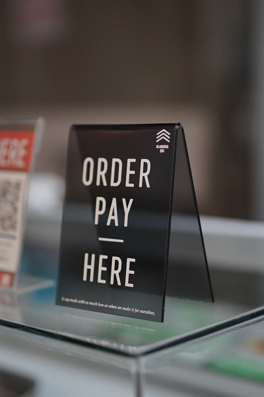 Panneau « commandez et payez ici » sur une table