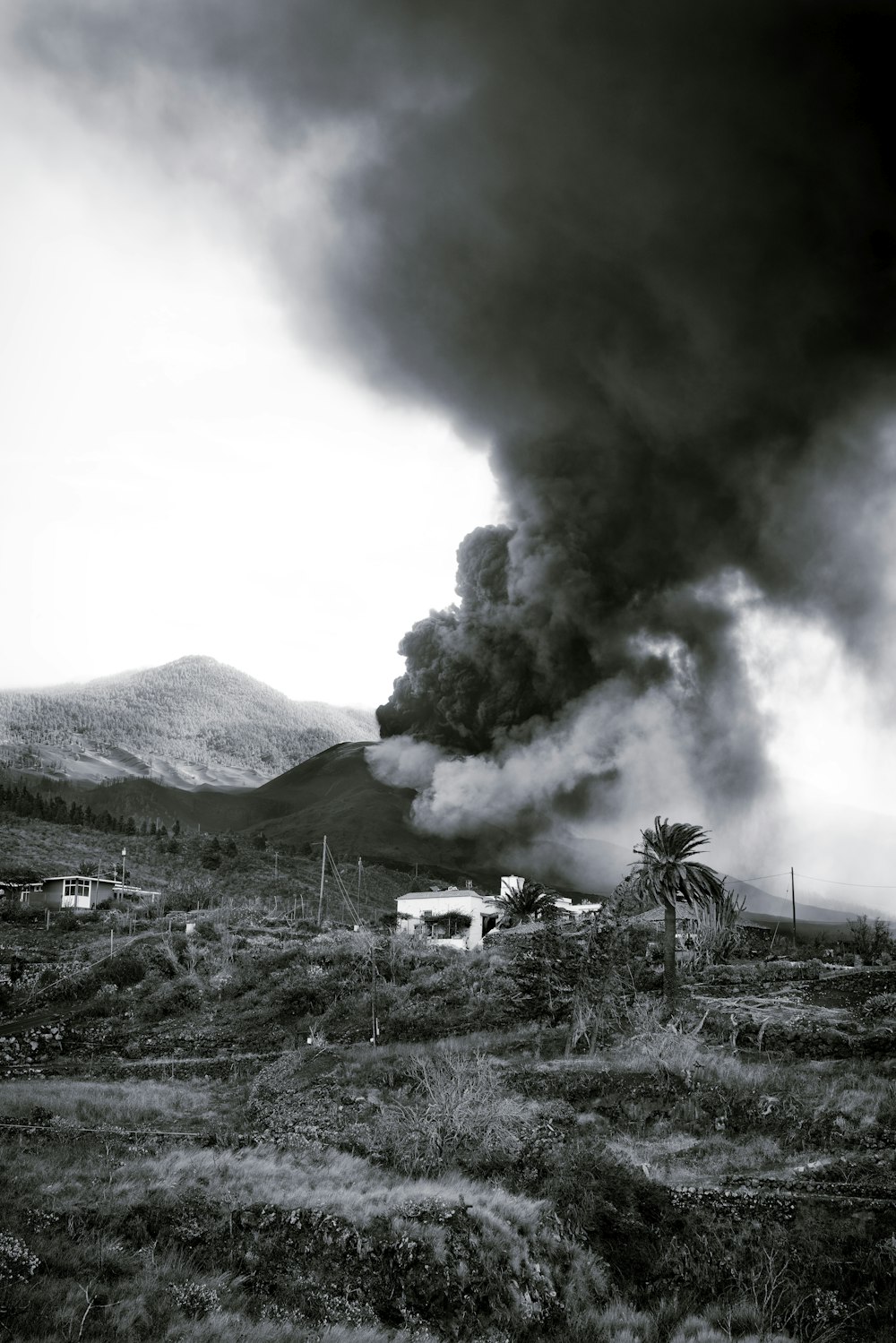 Une photo en noir et blanc d’un grand panache de fumée
