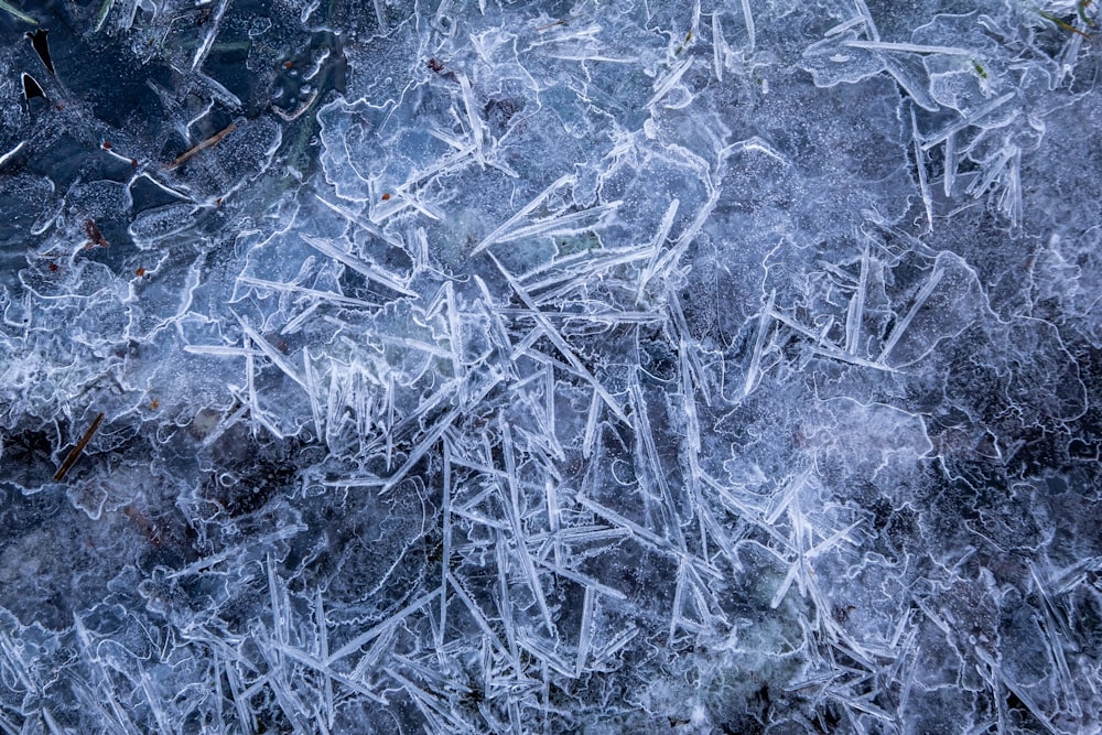 un tas de glace qui est sur le sol