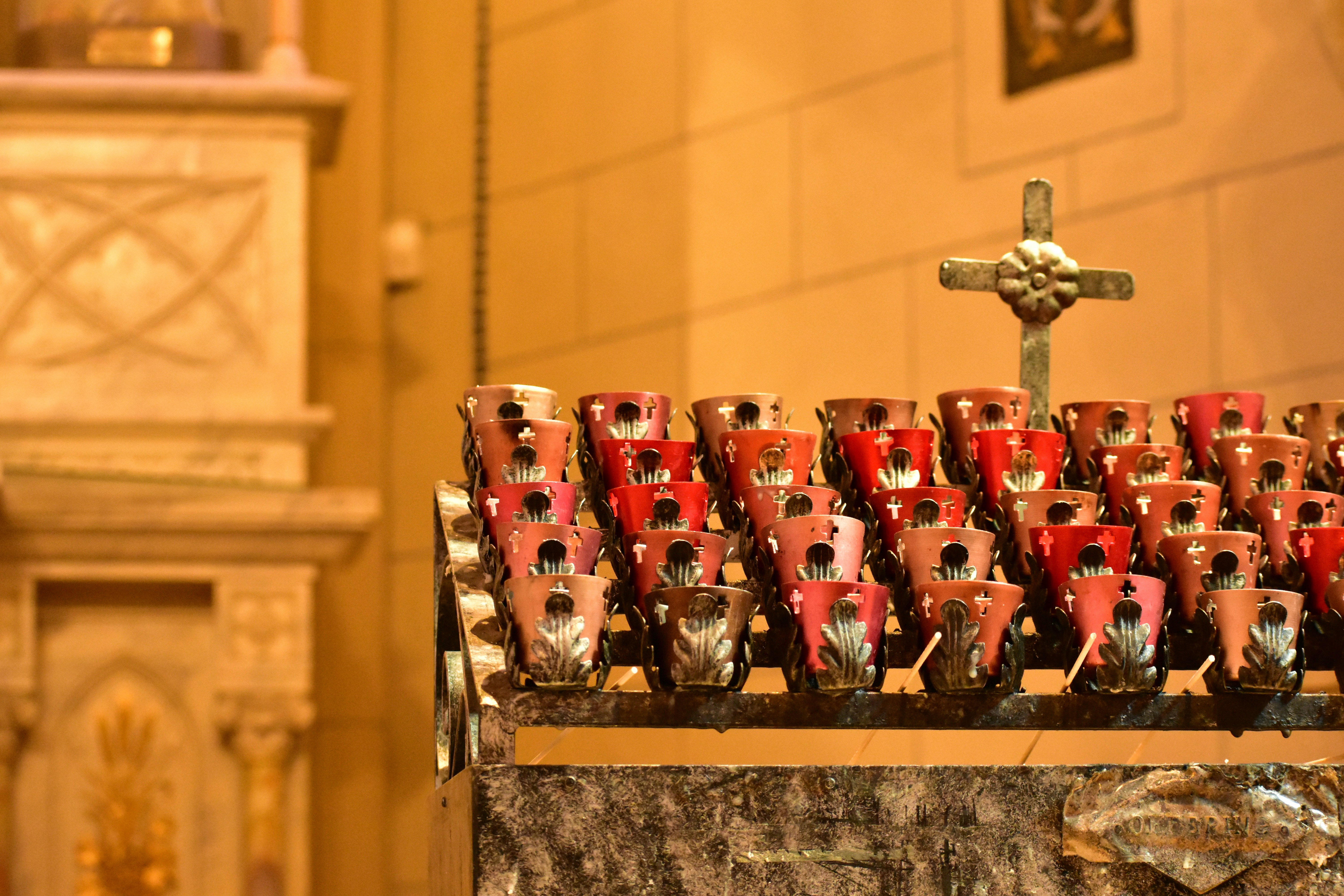a bunch of red cups sitting on top of a table
