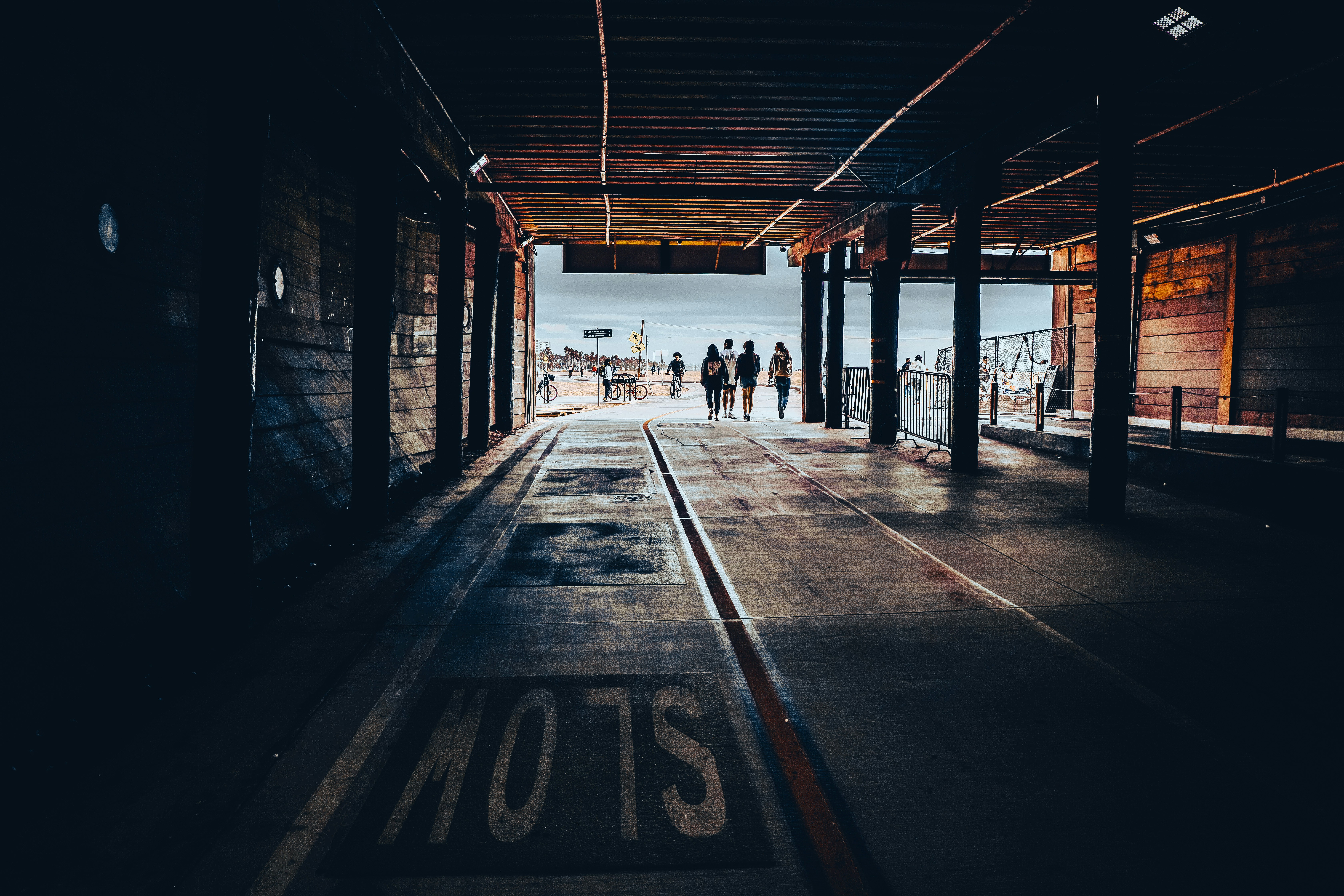 Un gruppo di persone in piedi in un tunnel