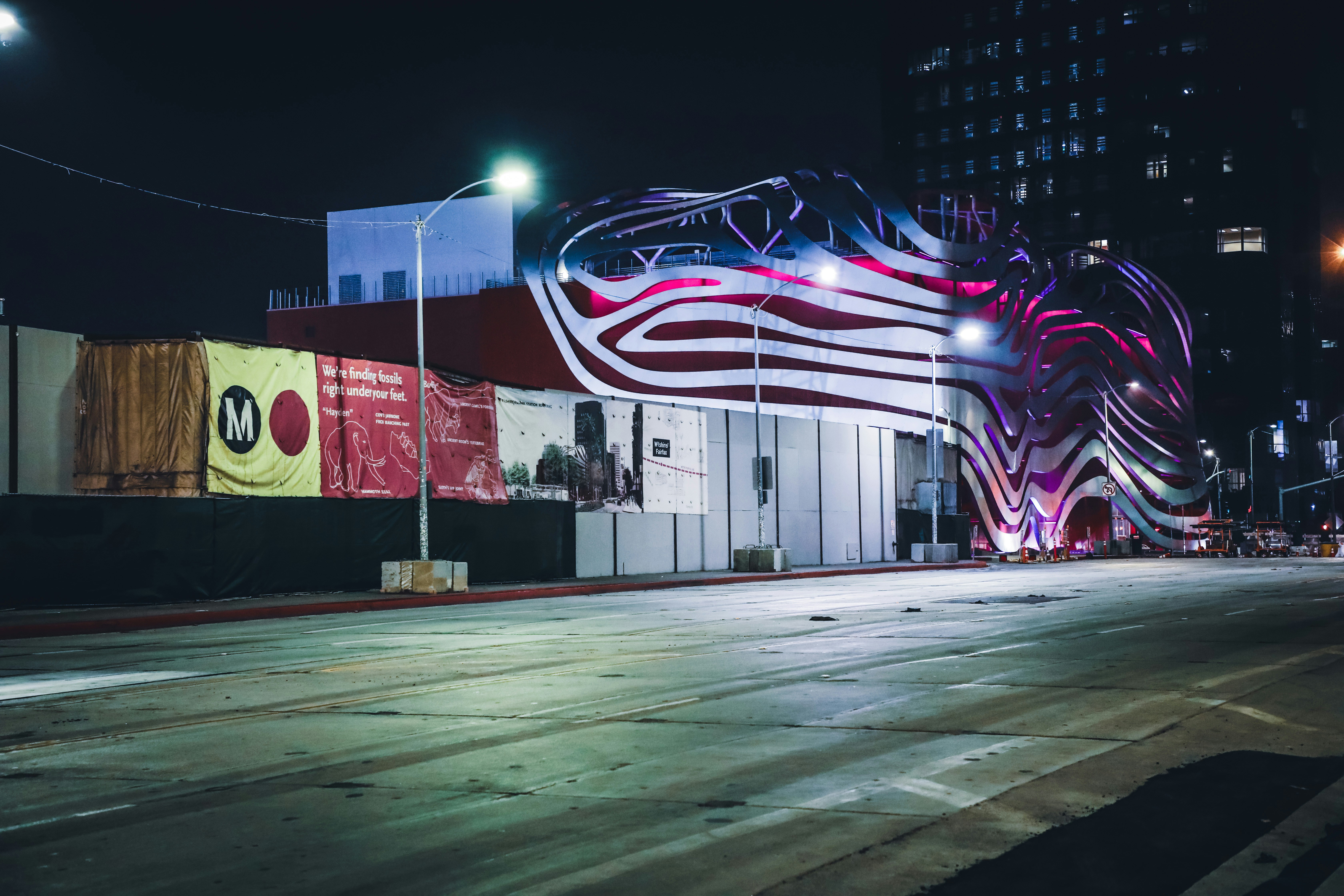 Un grande edificio con una gigantesca bandiera americana sul lato