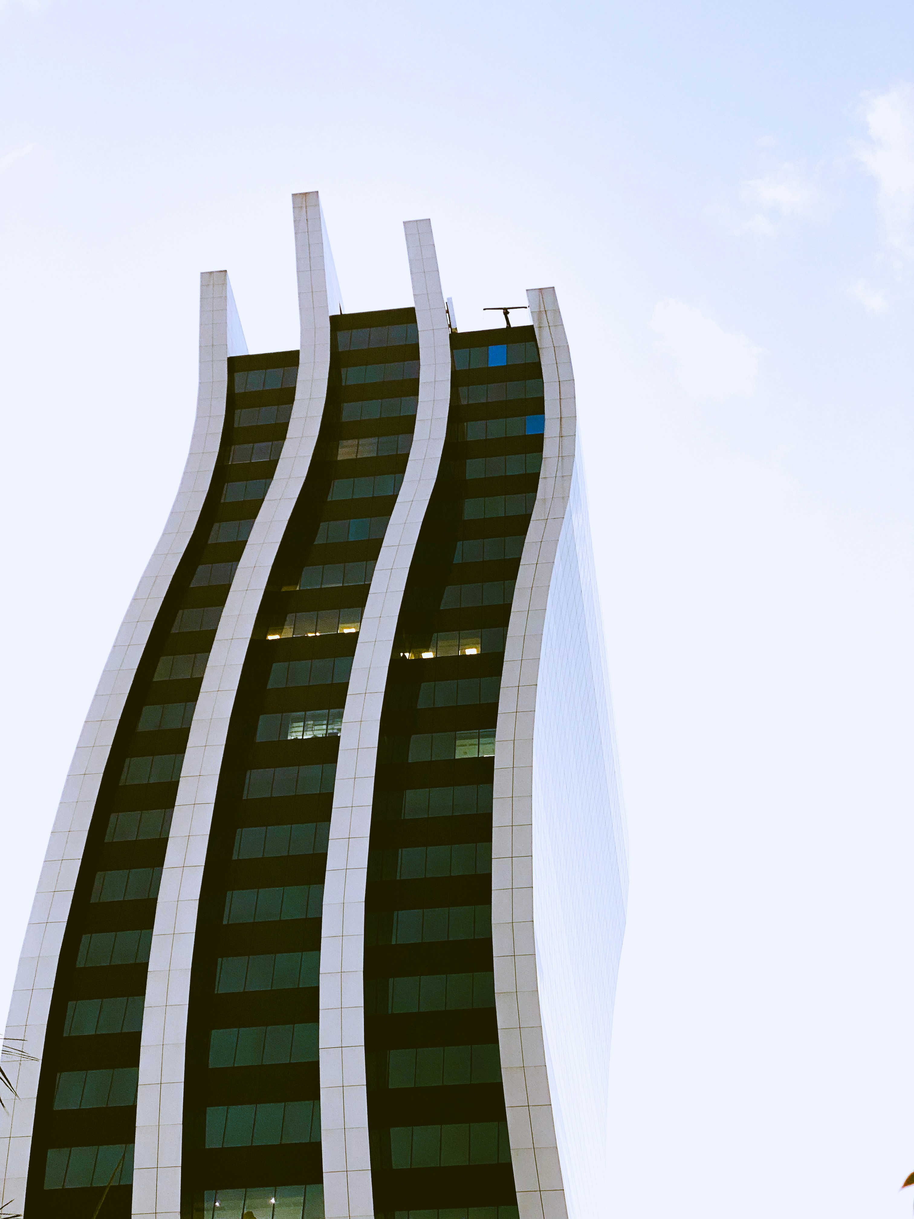 Un edificio muy alto con un reloj en su lado