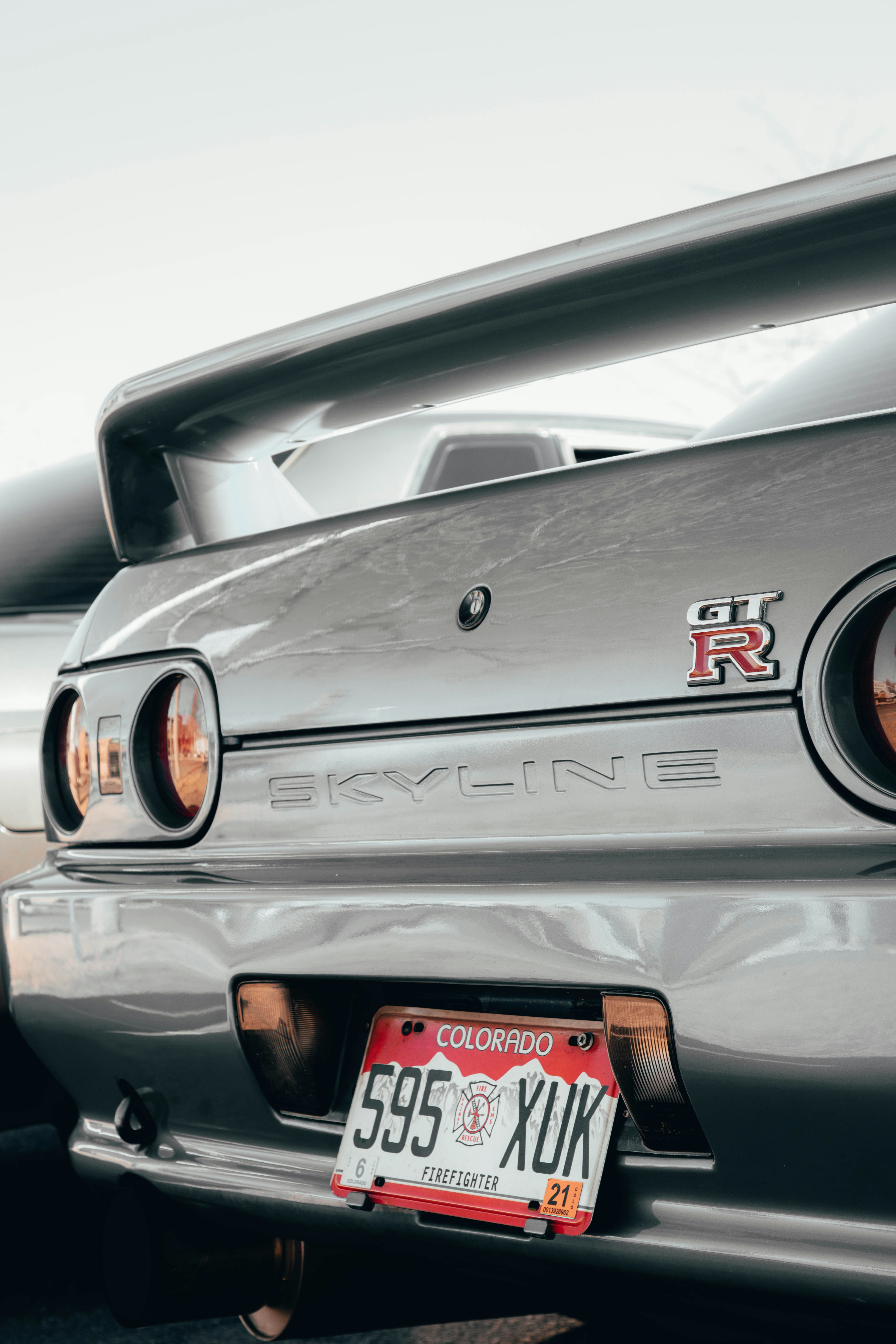 昼間に茶色のれんが造りの建物の横に駐車した黄色い車の写真 Unsplashで見つけるデンバーの無料写真