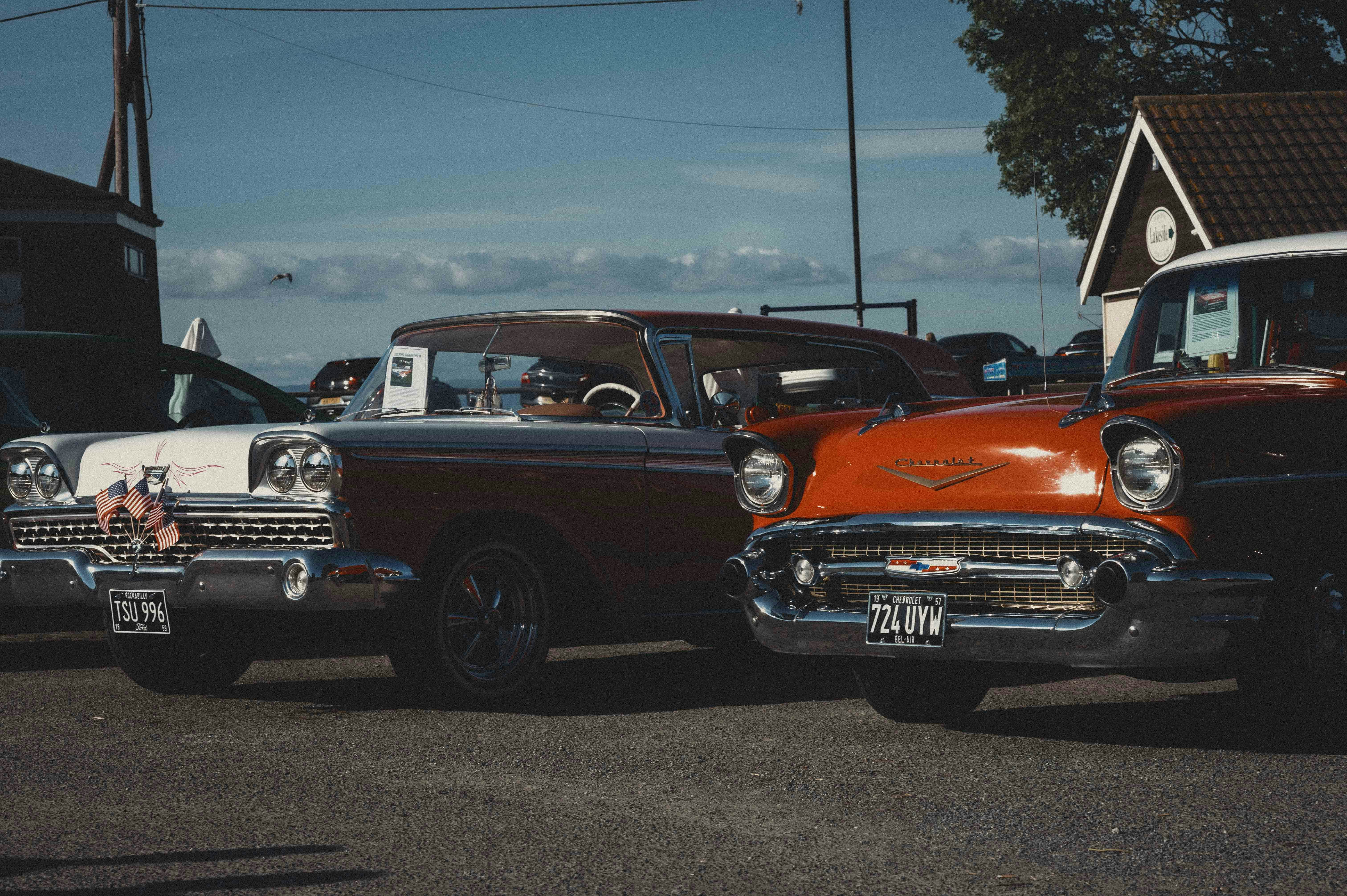 Un paio di vecchie auto parcheggiate una accanto all'altra