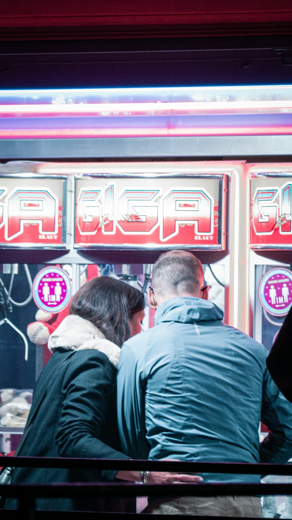 un groupe de personnes debout devant un distributeur automatique