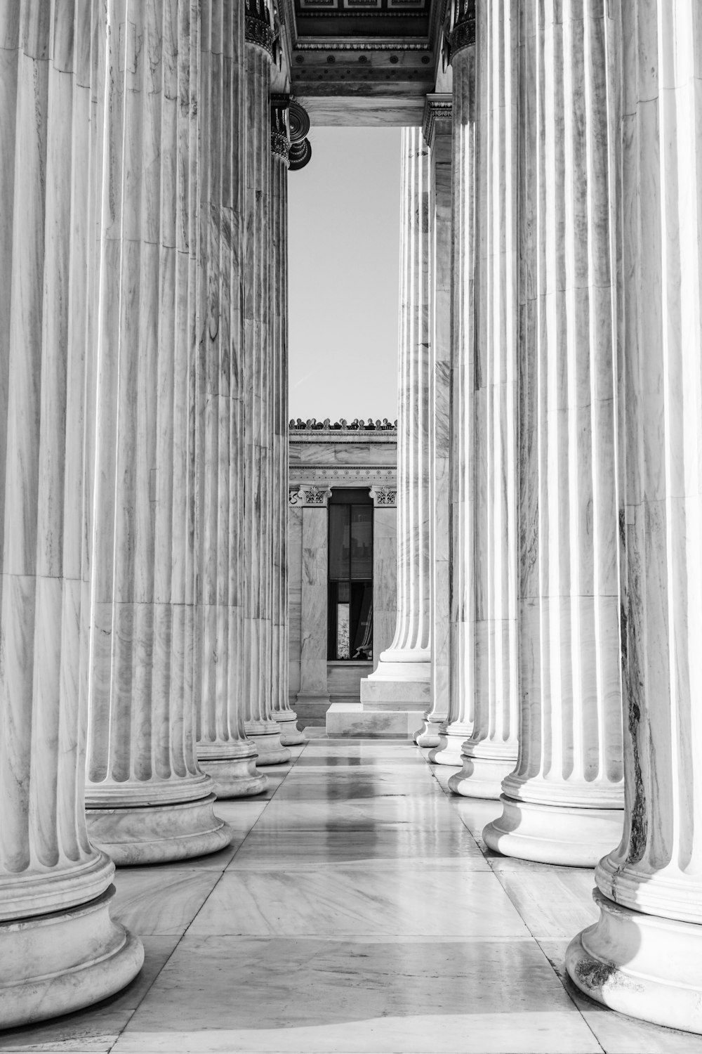 a black and white photo of the columns of the lincoln memorial