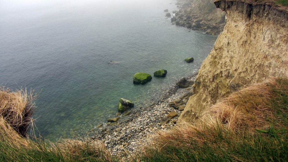 Ein Blick auf das Meer von einer Klippe an einem nebligen Tag