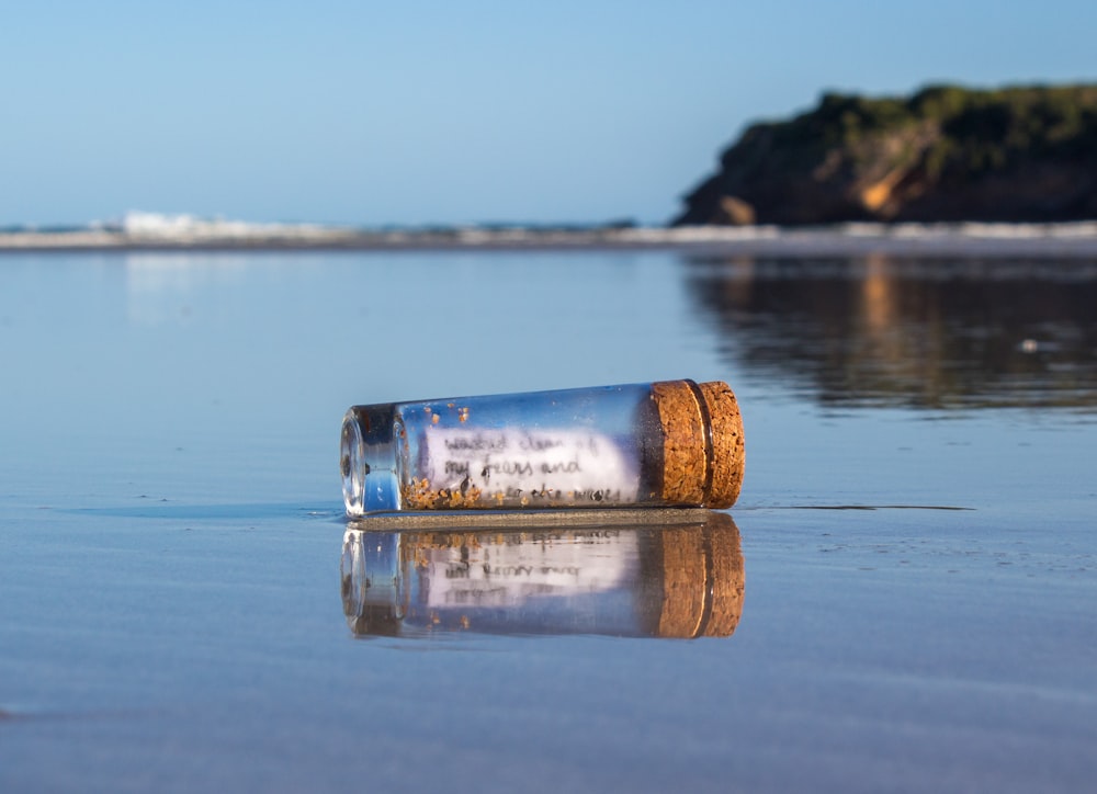 uma mensagem em uma garrafa sentada na praia