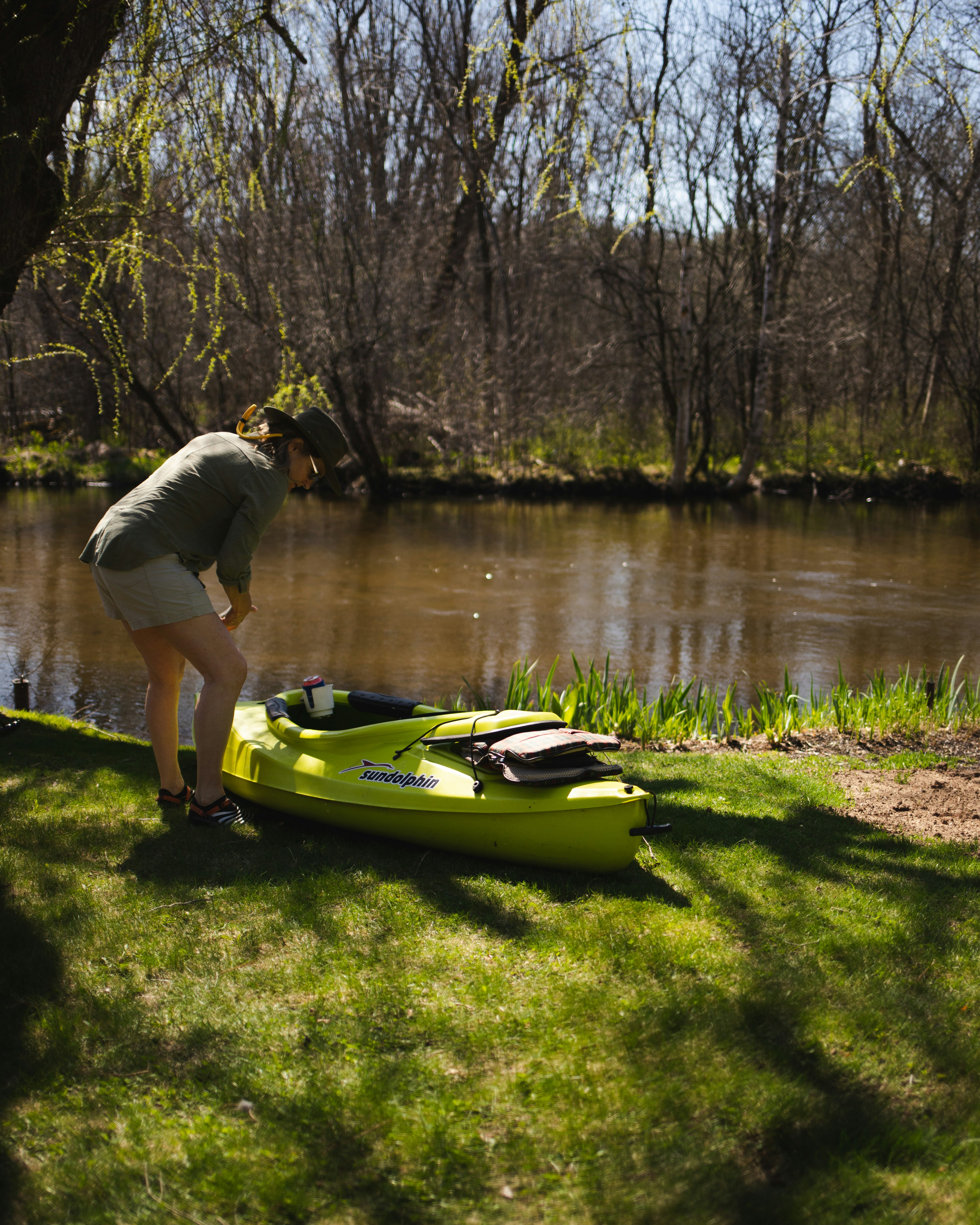 Kayak camping river adventure, ilustrasi artikel Stay Dry on the Water: The Best Dry Bags for Kayak and Canoe Camping 8