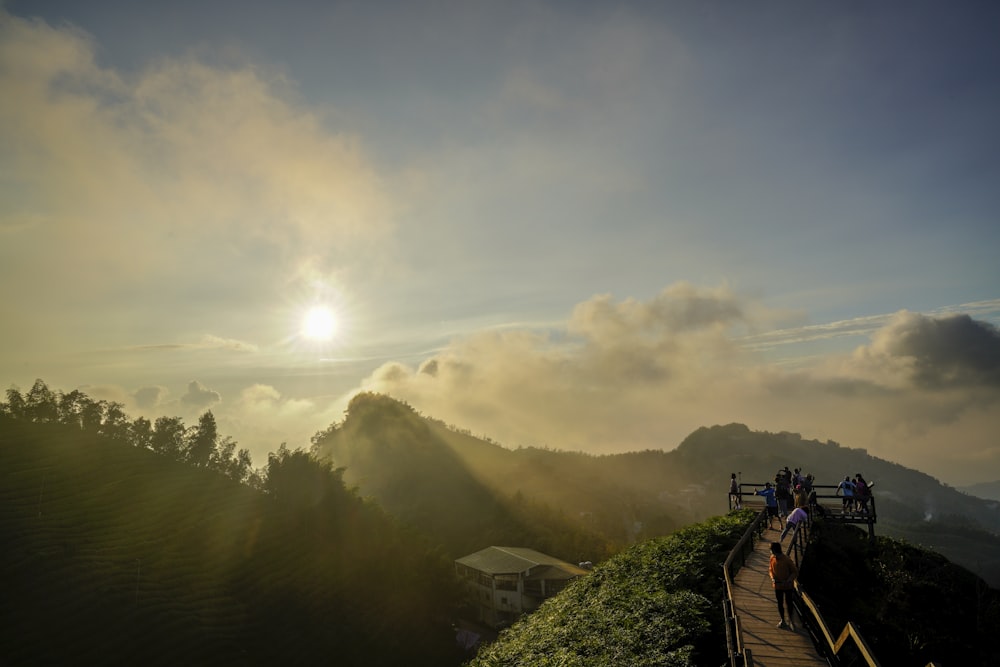 Un grupo de personas de pie en la cima de una exuberante ladera verde