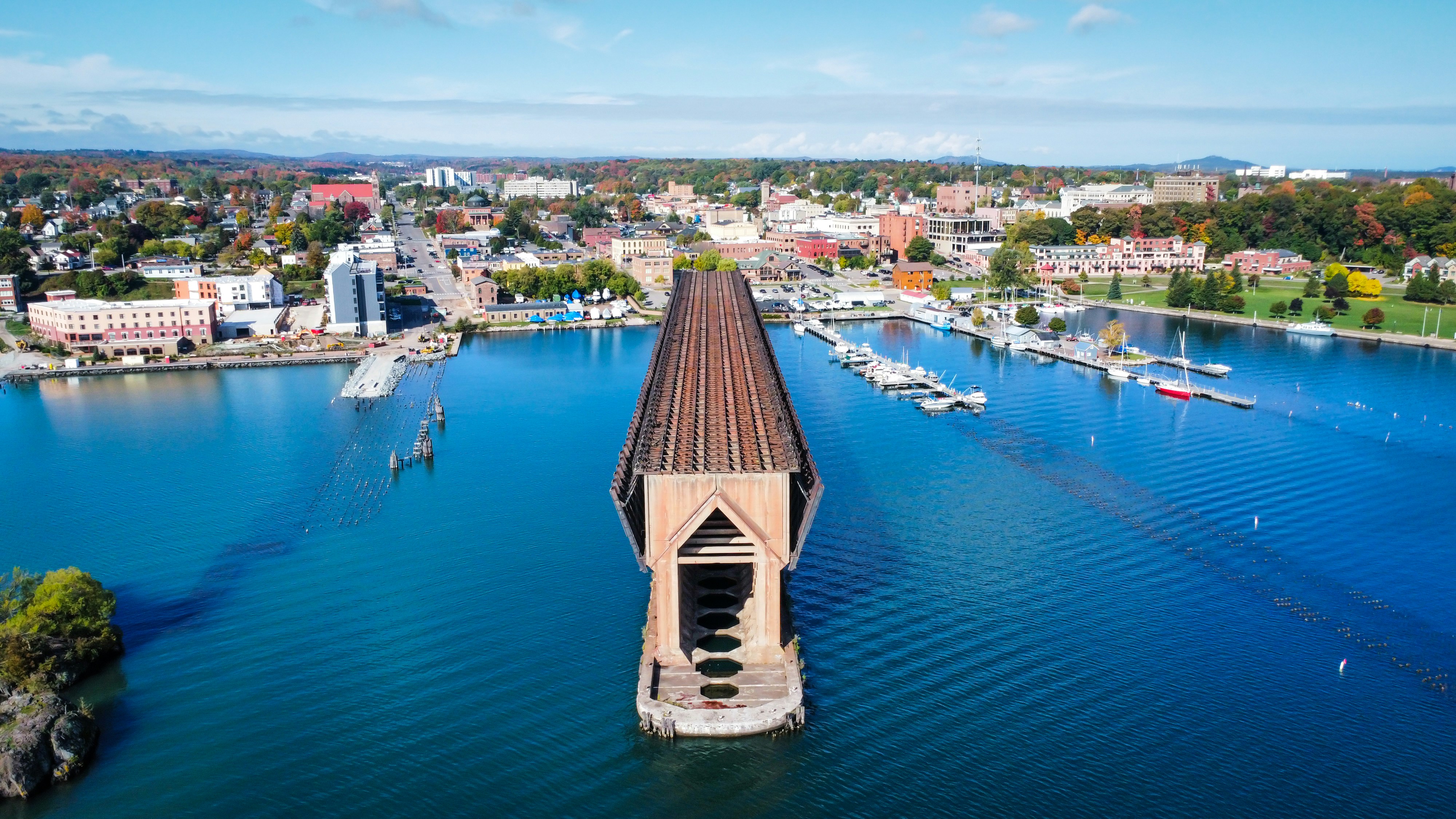 una veduta aerea di un lungo ponte su uno specchio d'acqua