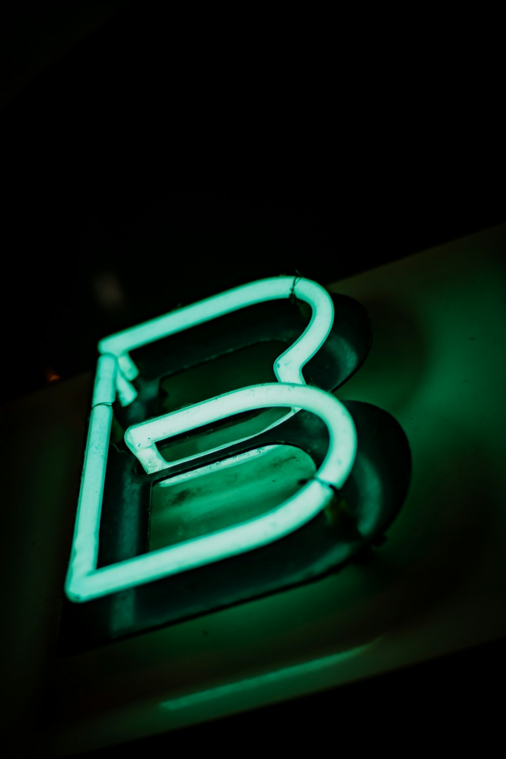 une enseigne au néon avec la lettre B dessus