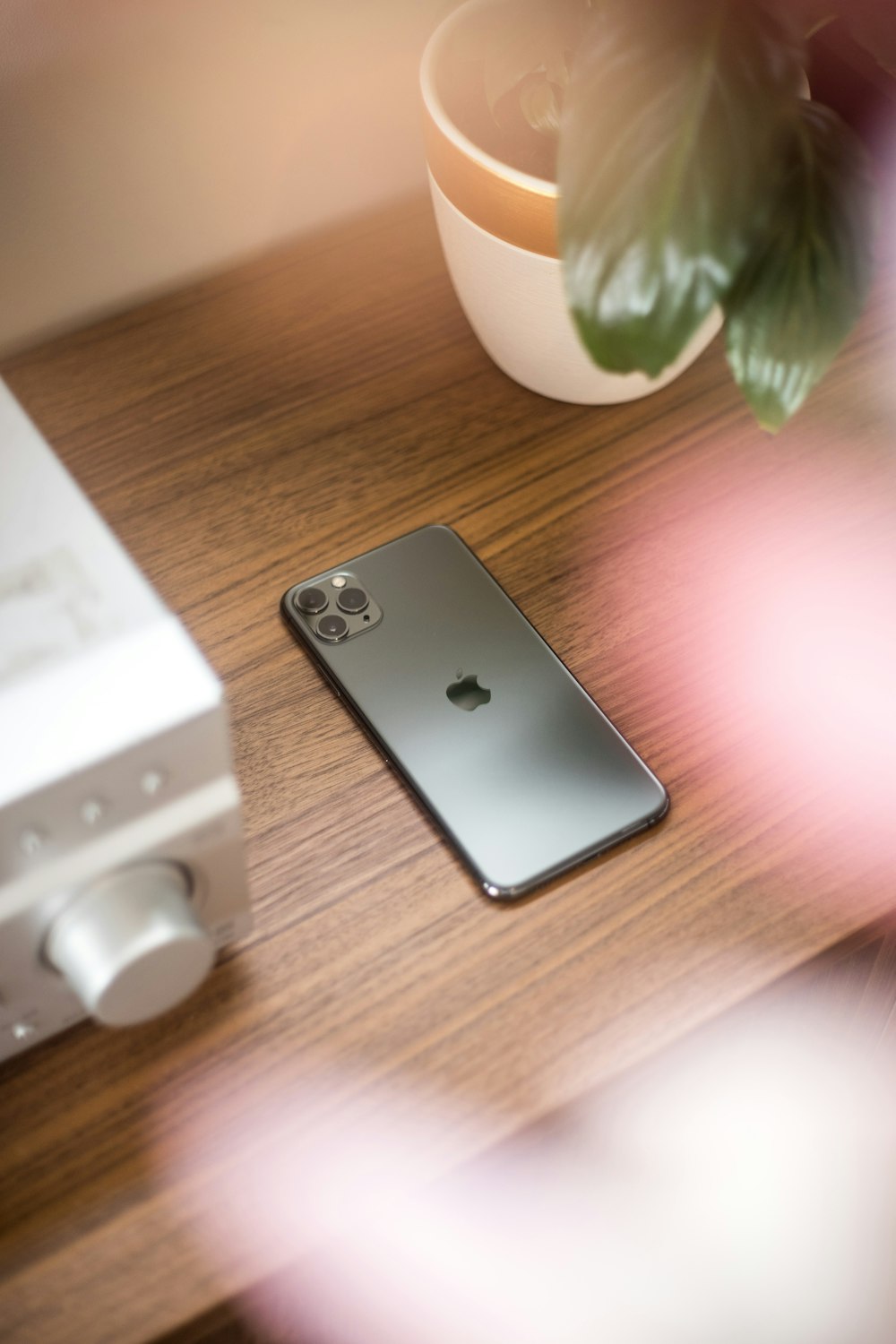 un téléphone portable posé sur une table en bois