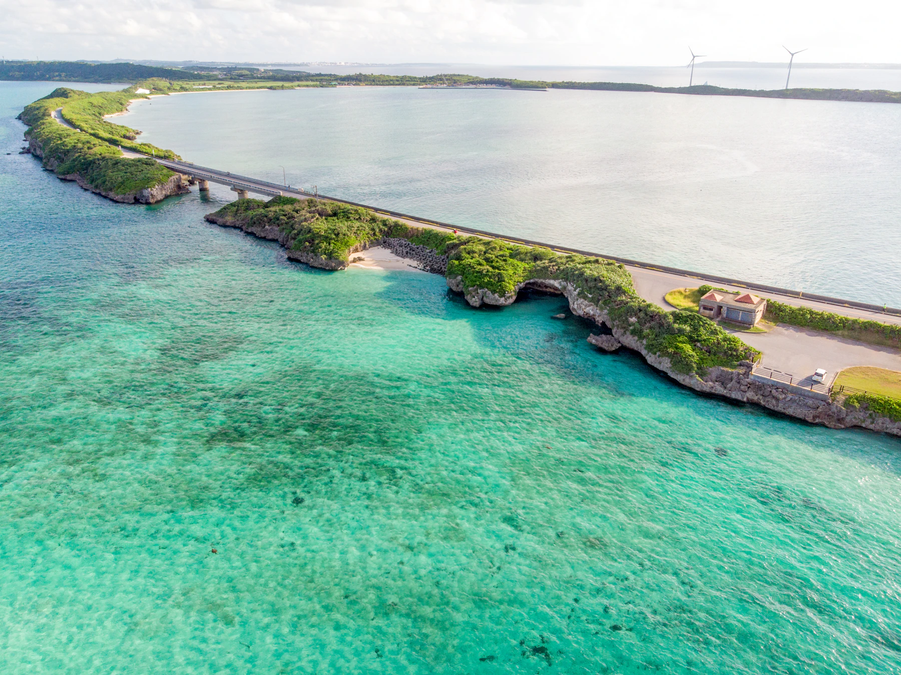 Luftaufnahme einer Brücke zwischen kleinen Inseln und klarem Wasser bei Miyakojima