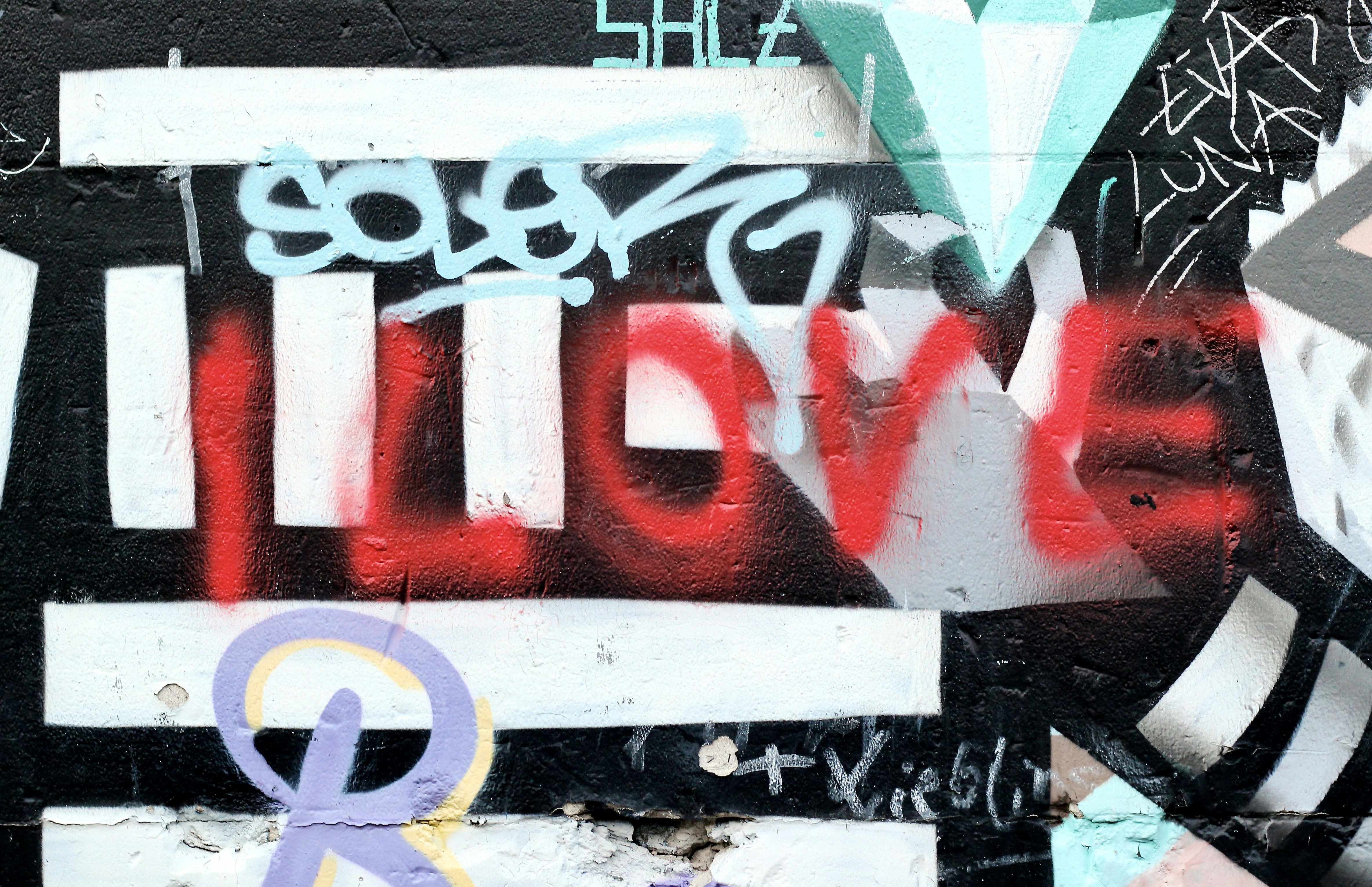 un muro con un mucchio di graffiti su di esso