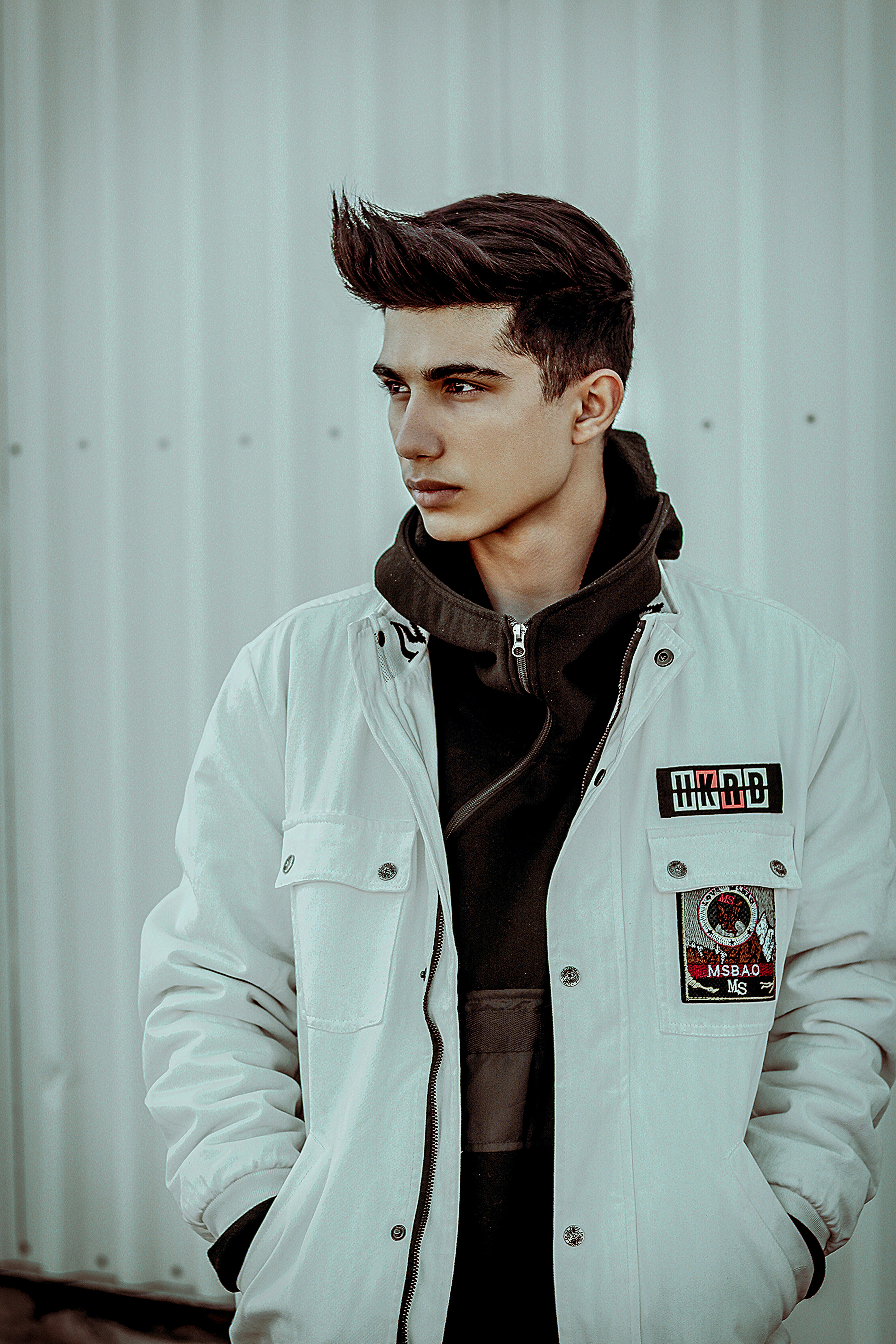 Un homme en veste blanche et chemise noire