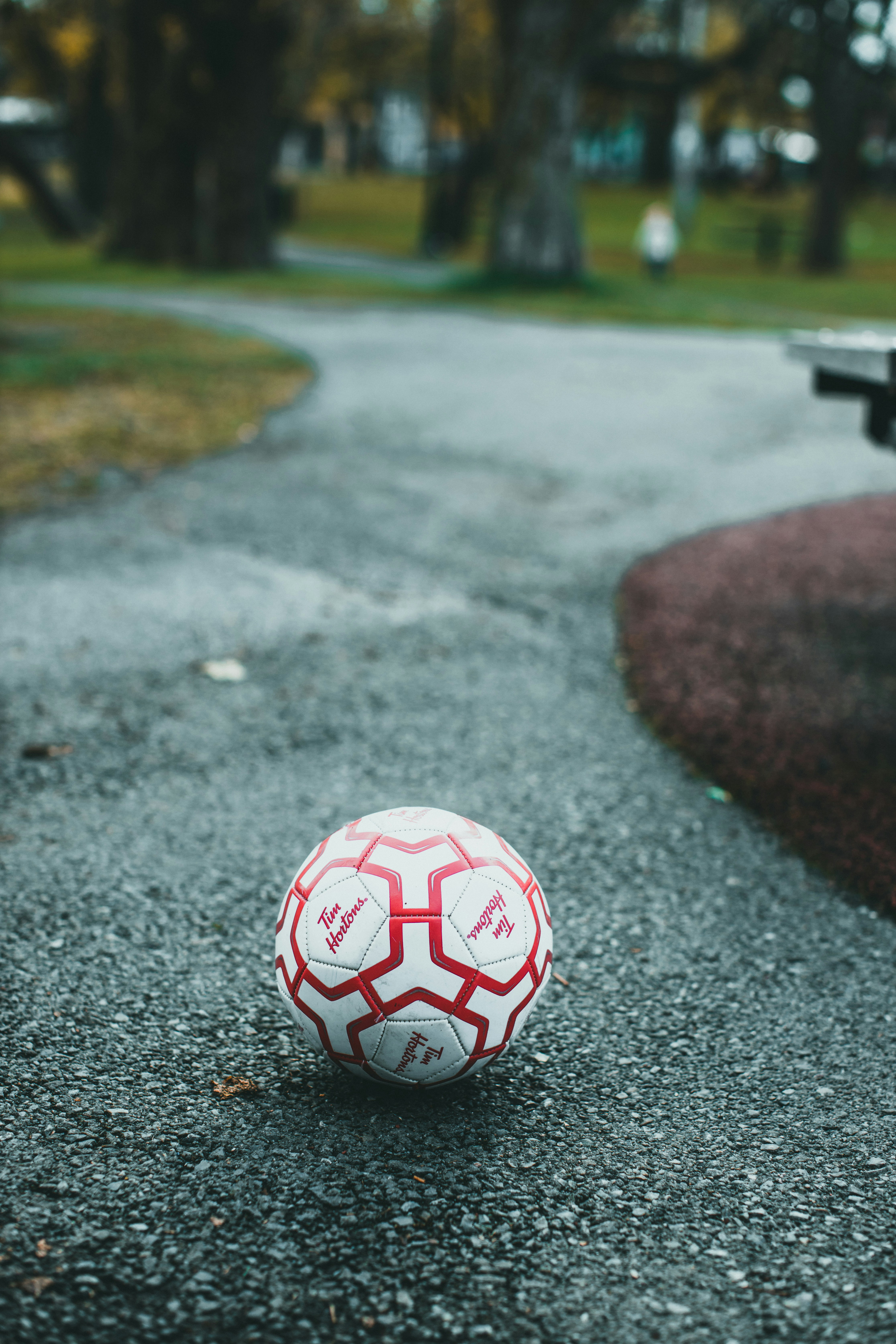 ein rot-weißer Fußball am Straßenrand