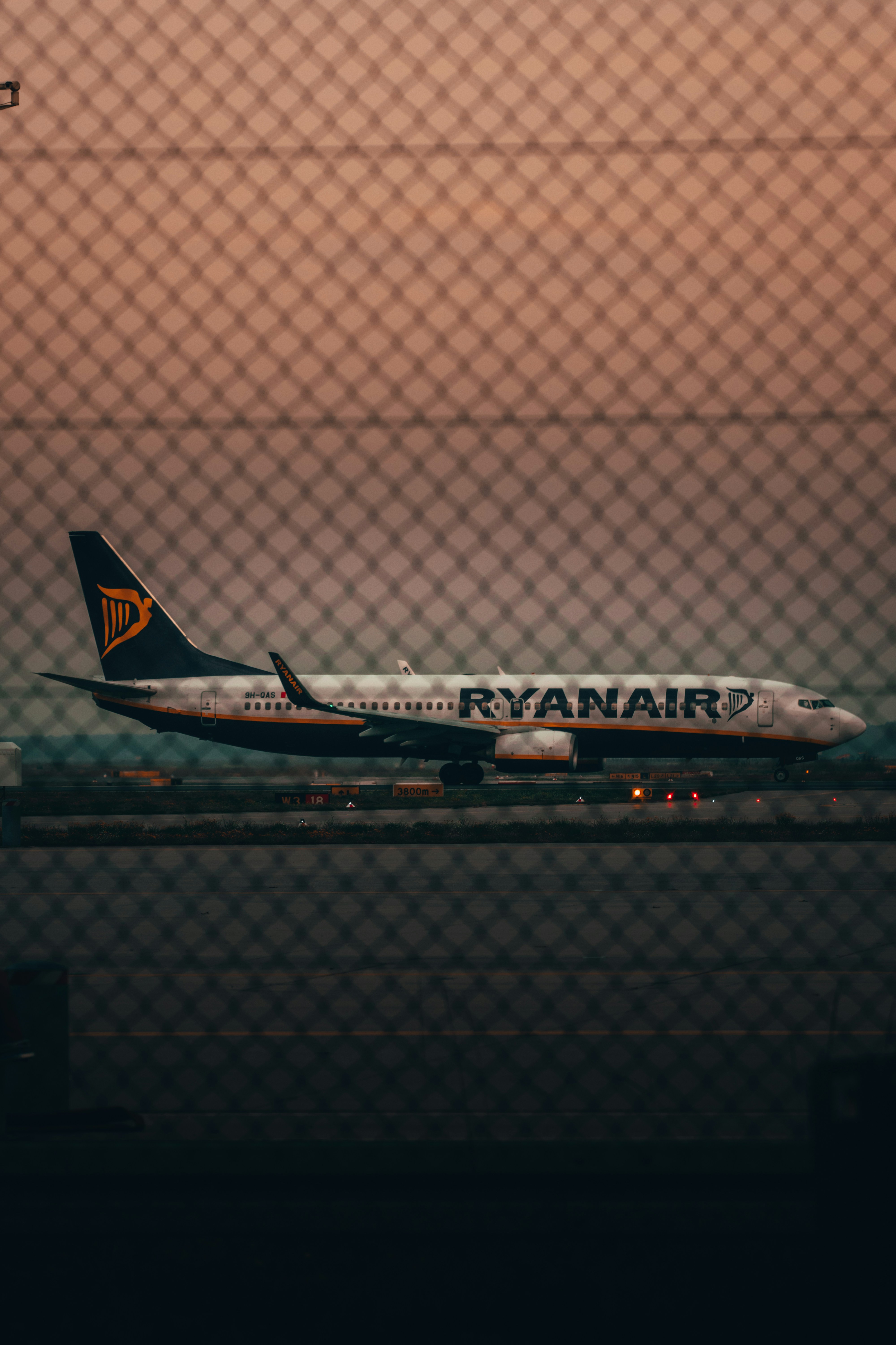 sebuah pesawat jet besar yang duduk di atas landasan bandara