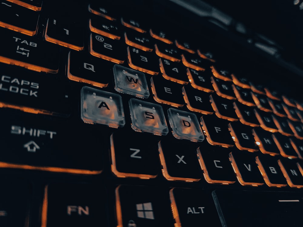 uma vista de perto de um teclado de computador