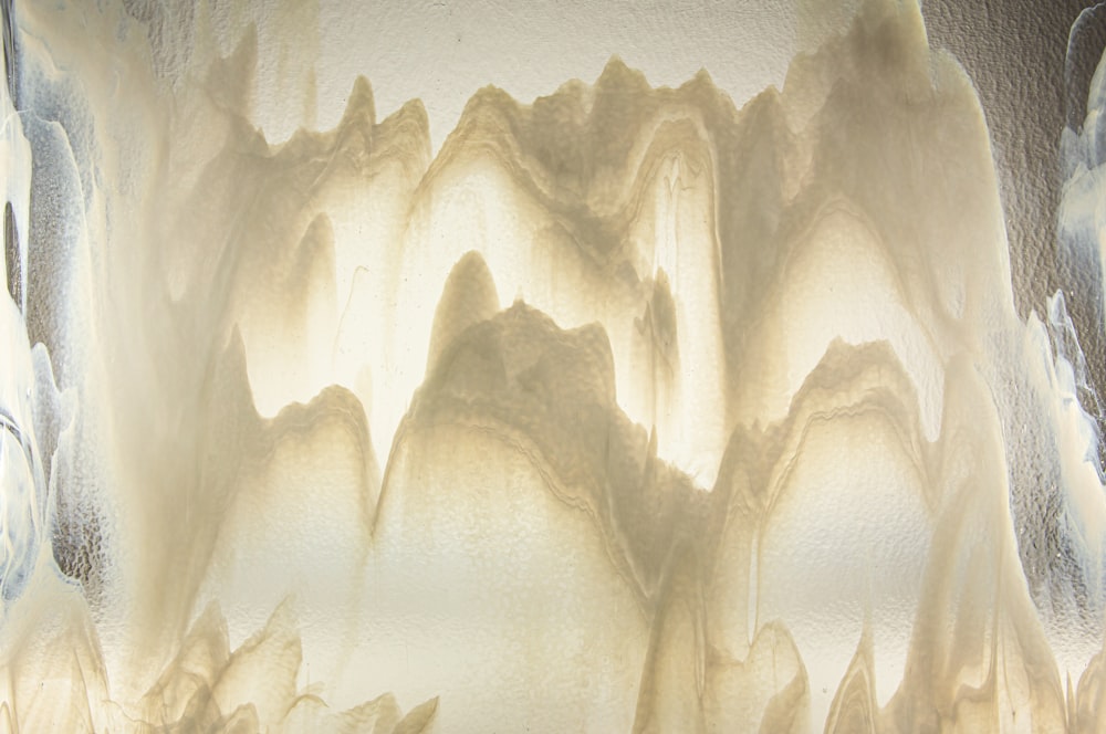 uma pintura de uma montanha com gelo sobre ela