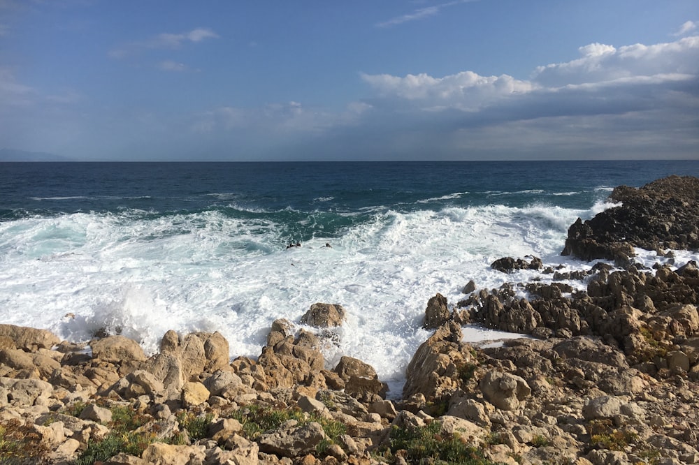 uma vista do oceano a partir de uma costa rochosa