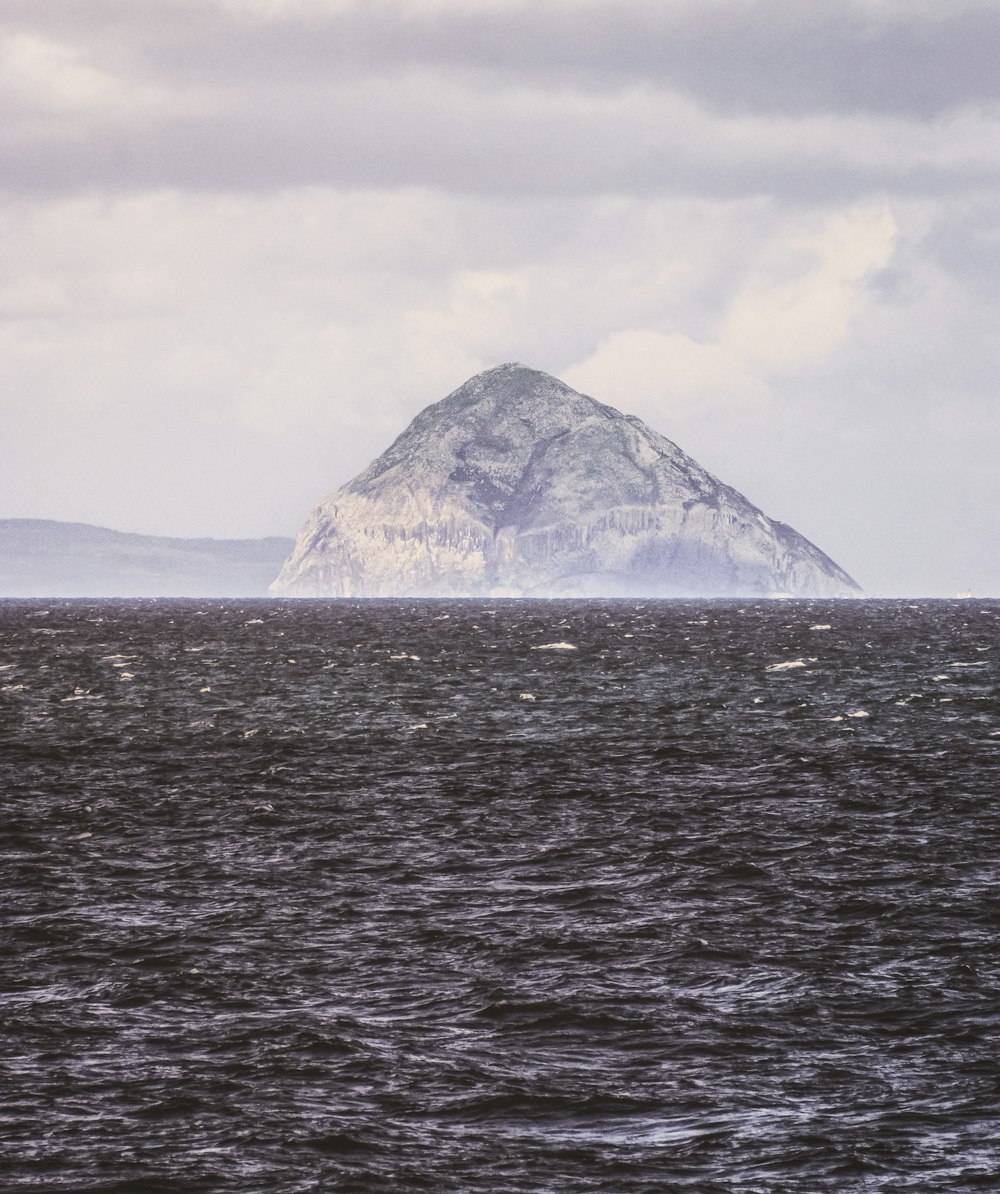 un grand plan d’eau avec une montagne en arrière-plan