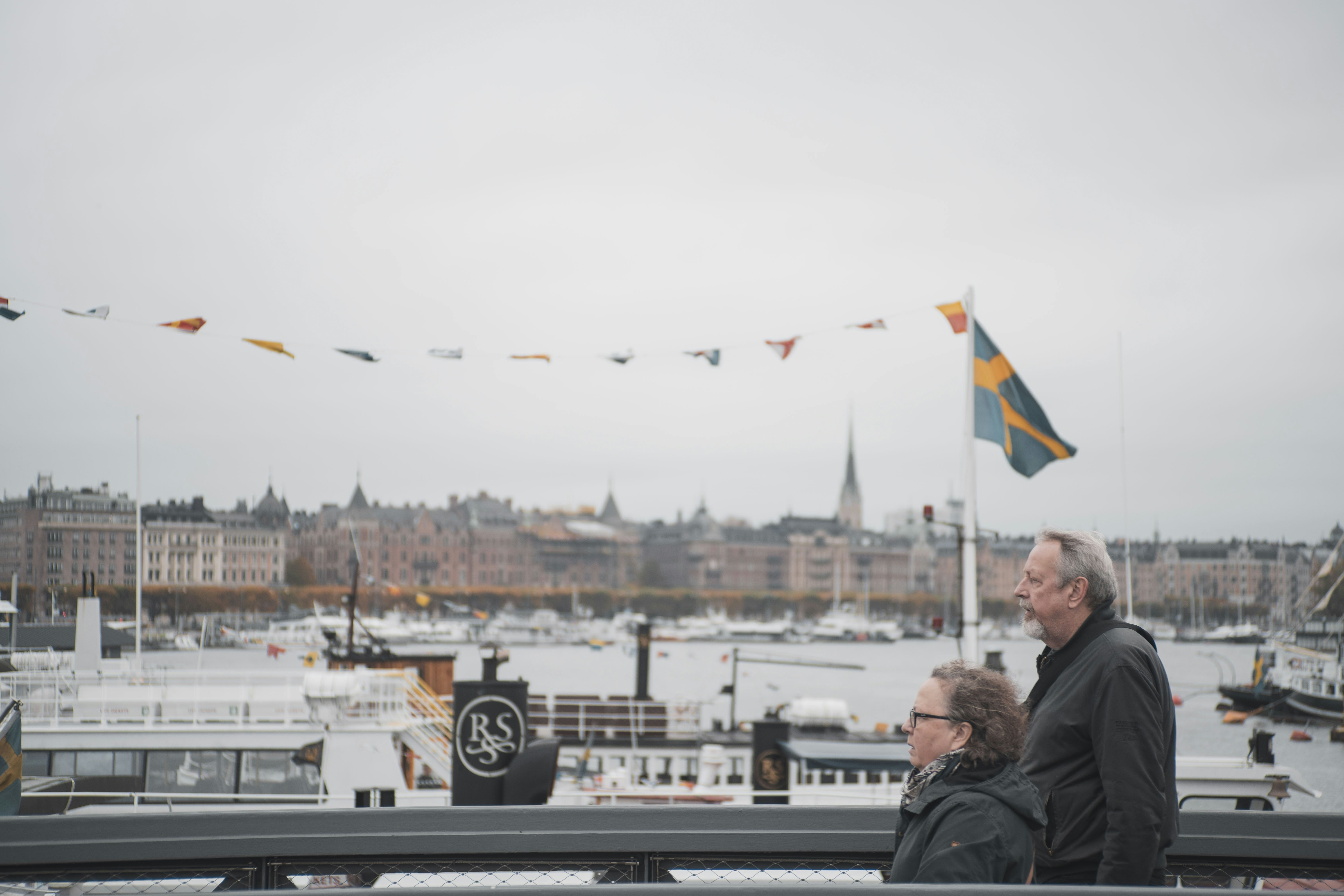 un paio di persone che sono sedute su una panchina