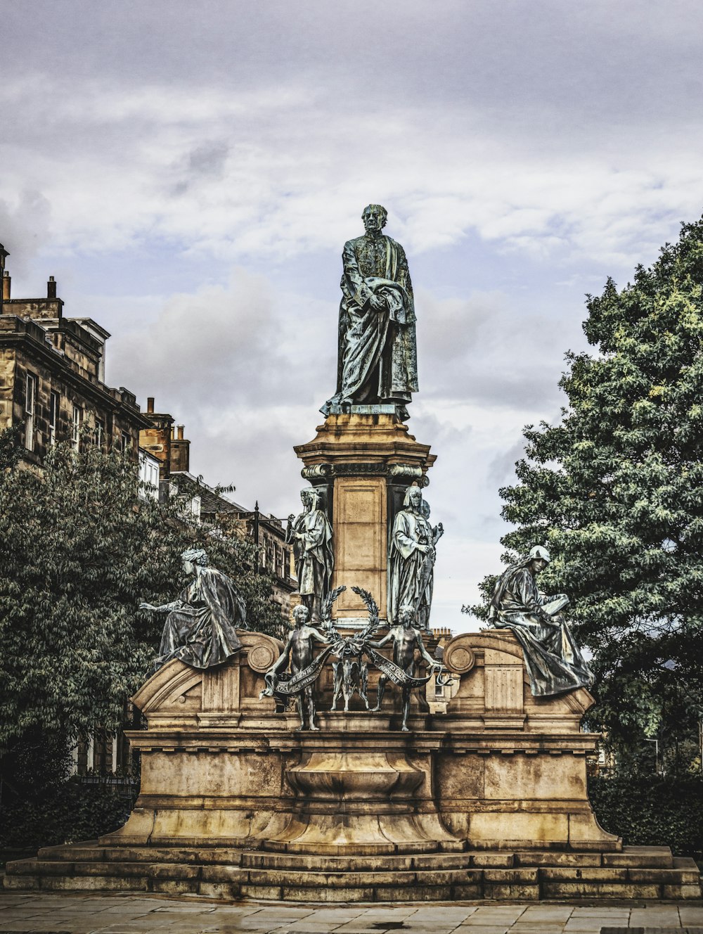 une statue d’un homme debout devant un bâtiment