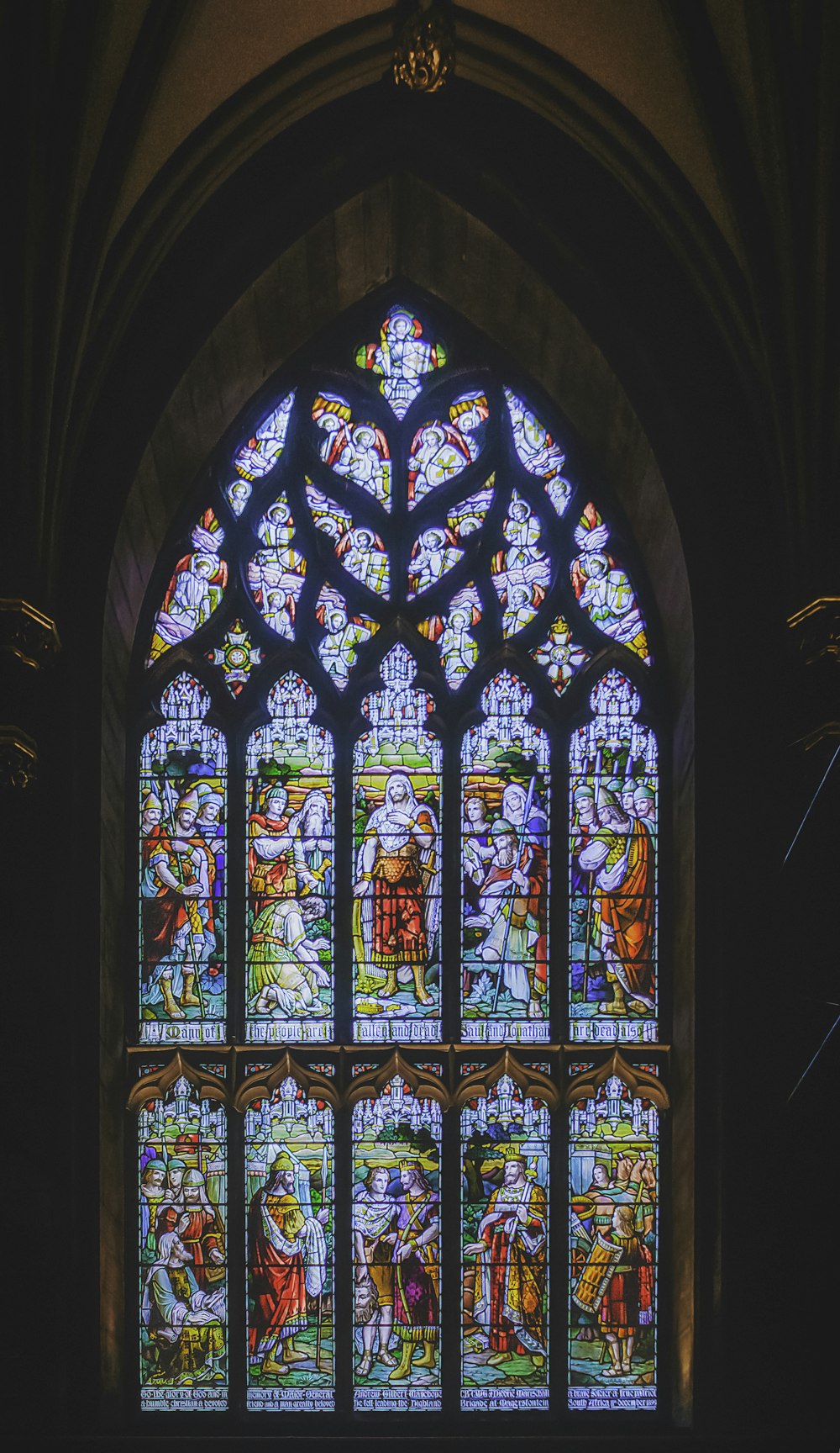 un grand vitrail à l’intérieur d’une église